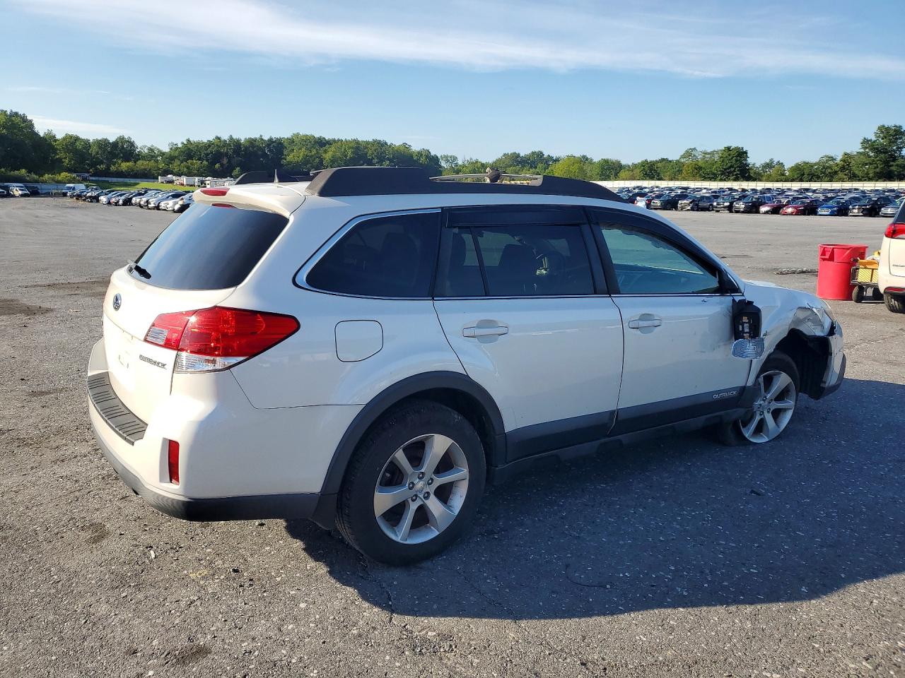 2013 Subaru Outback 2.5i Limited White vin: 4S4BRCLC8D3282748