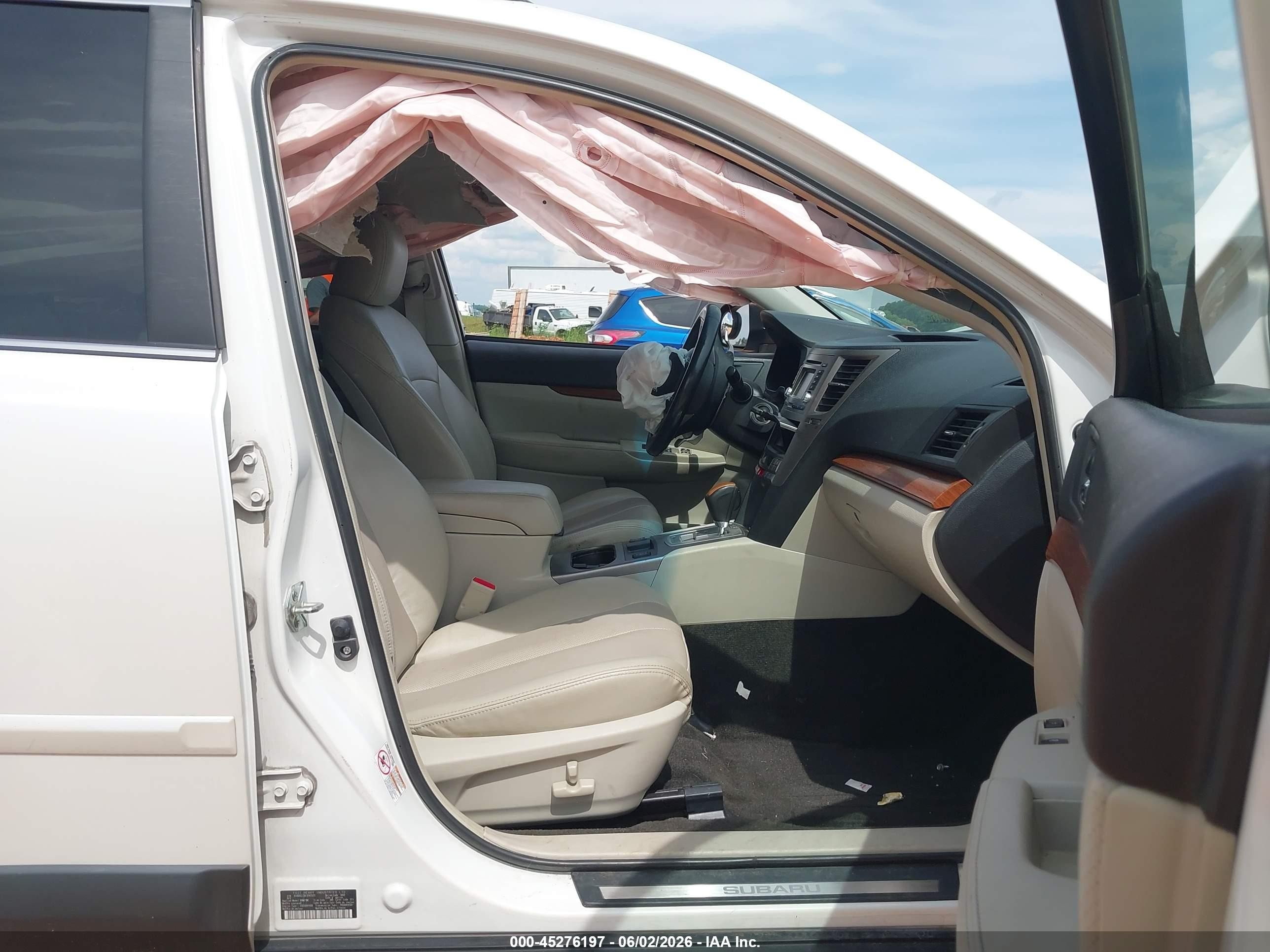 2014 Subaru Outback 2.5i Limited White vin: 4S4BRCLCXE3262373
