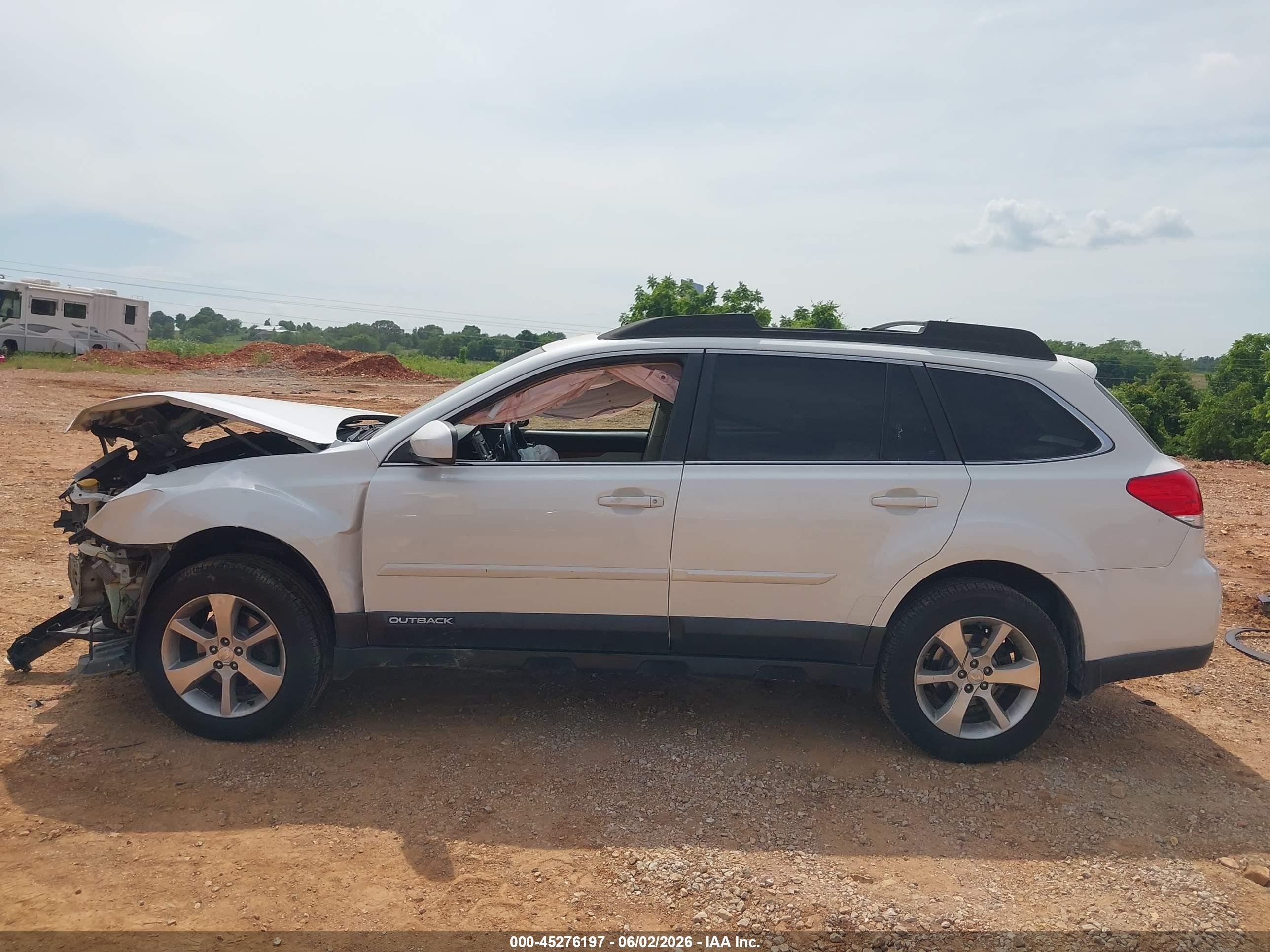 2014 Subaru Outback 2.5i Limited White vin: 4S4BRCLCXE3262373