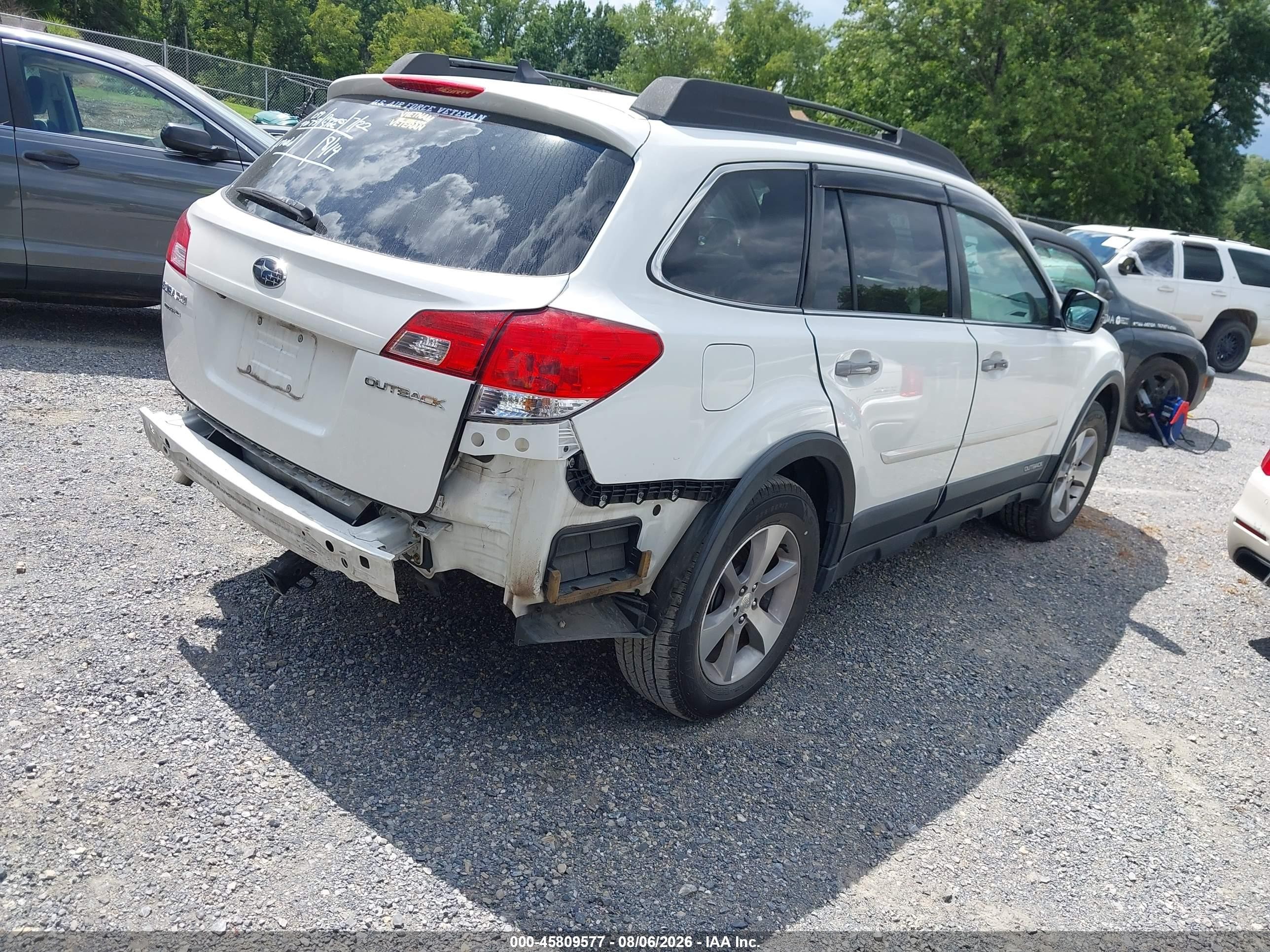 2014 Subaru Outback 2.5i Limited White vin: 4S4BRCPC1E3306187