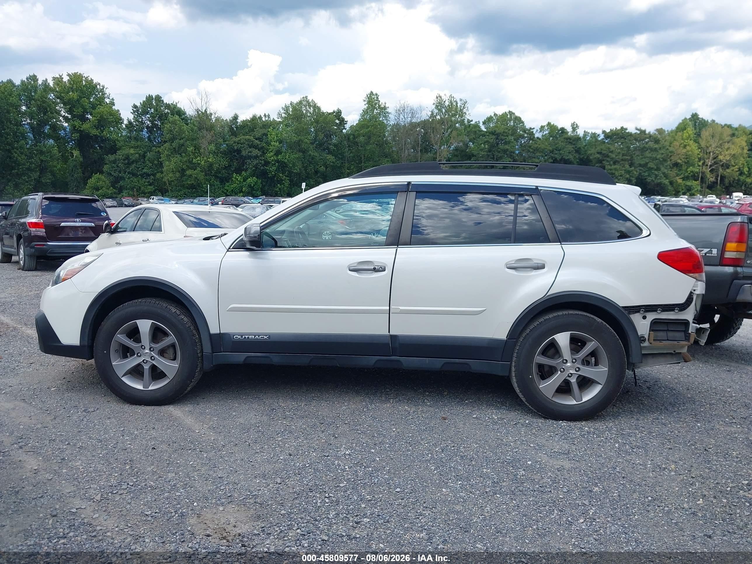 2014 Subaru Outback 2.5i Limited White vin: 4S4BRCPC1E3306187