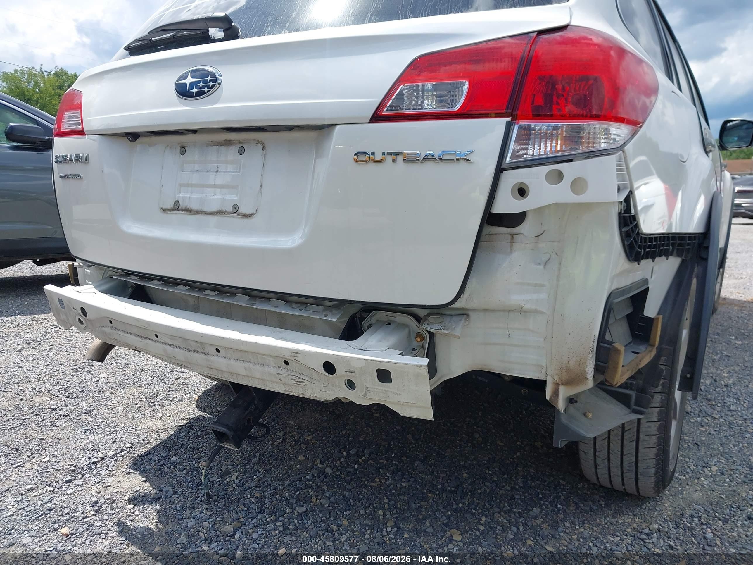 2014 Subaru Outback 2.5i Limited White vin: 4S4BRCPC1E3306187