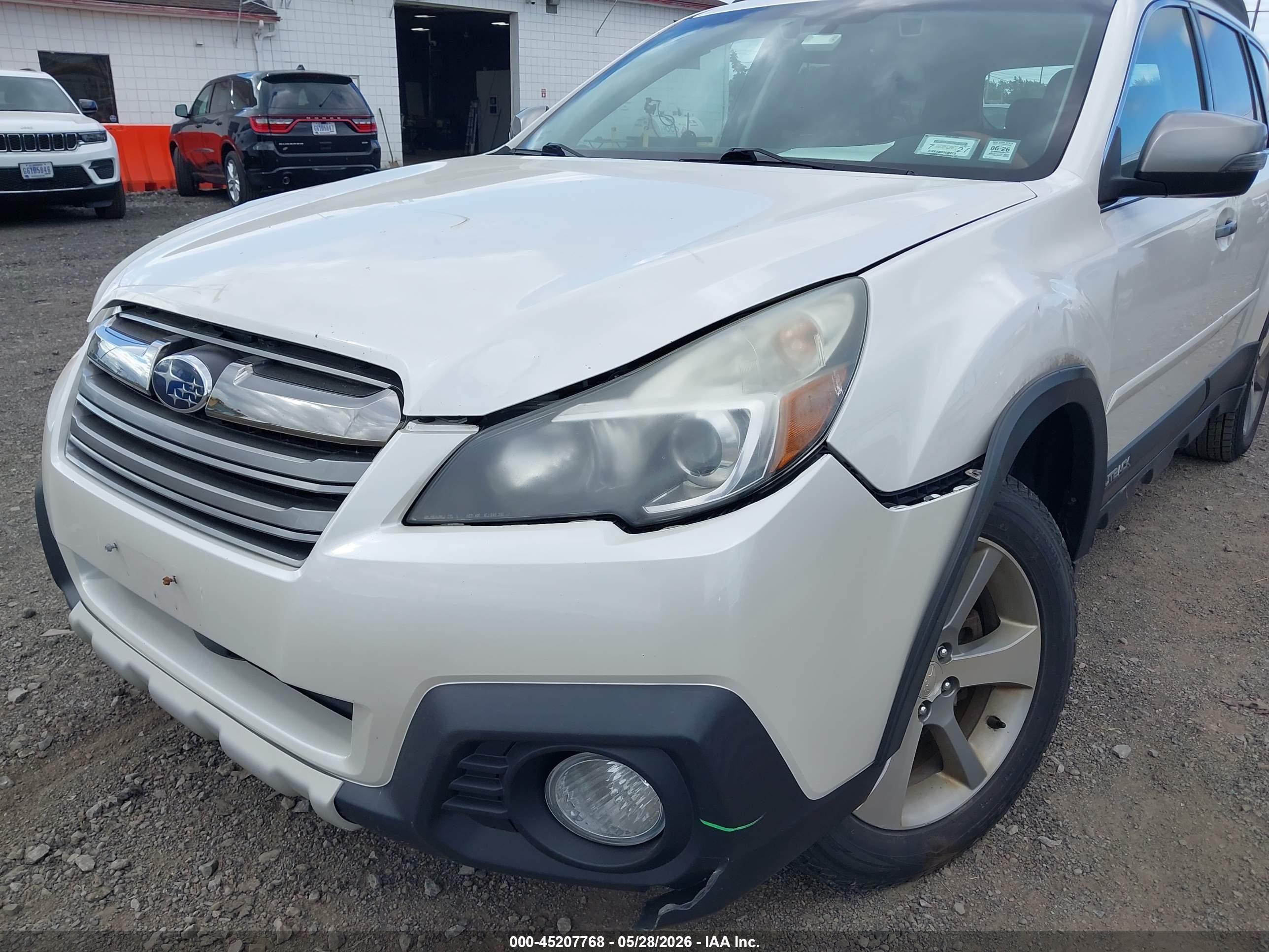 2014 Subaru Outback 2.5i Limited White vin: 4S4BRCPC2E3281767