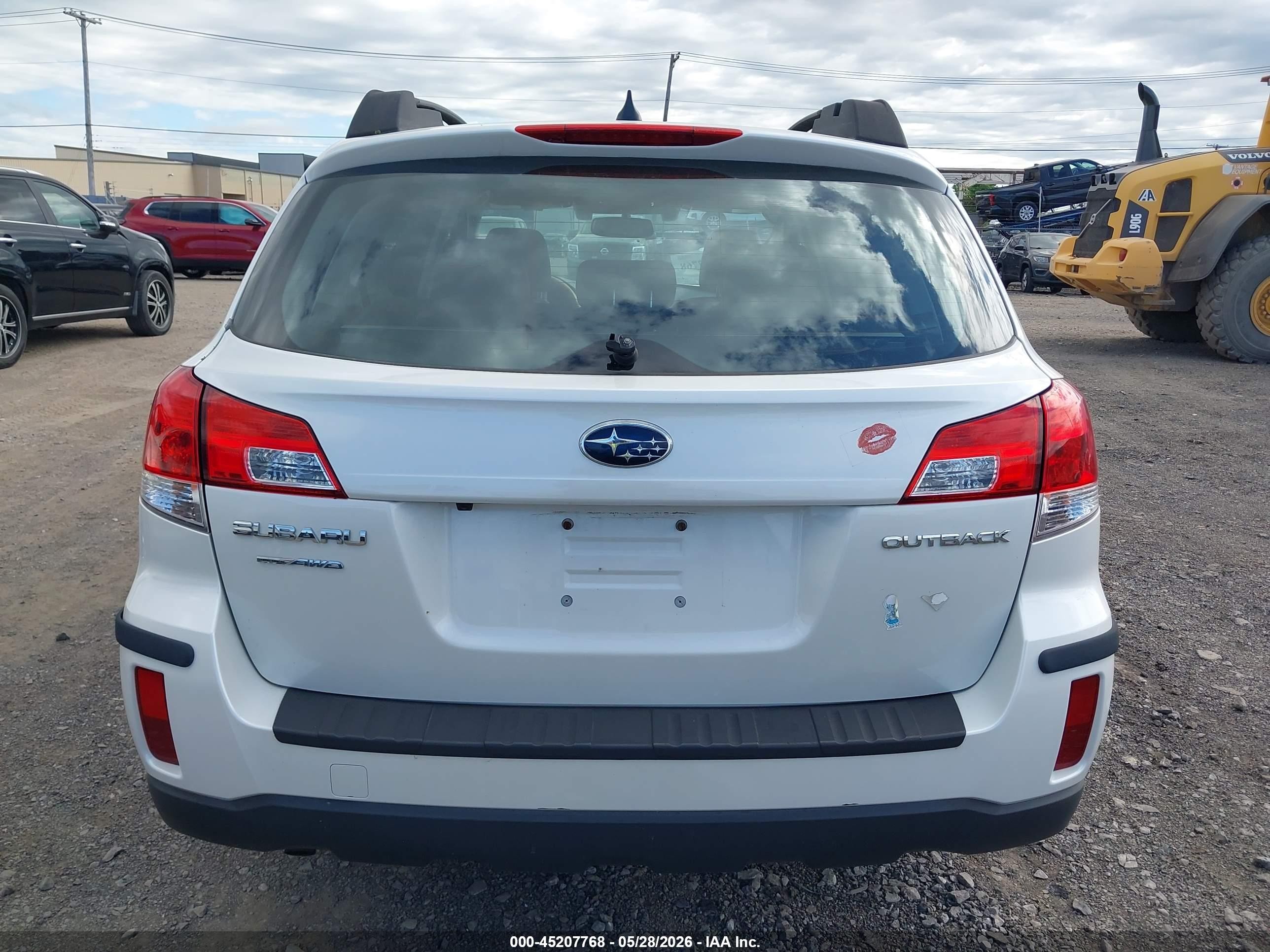 2014 Subaru Outback 2.5i Limited White vin: 4S4BRCPC2E3281767