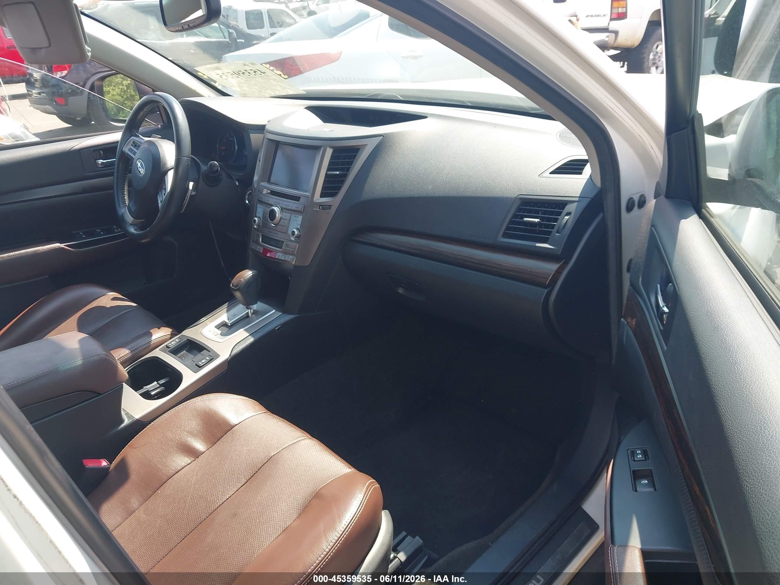 2014 Subaru Outback 2.5i Limited White vin: 4S4BRCPCXE3242456