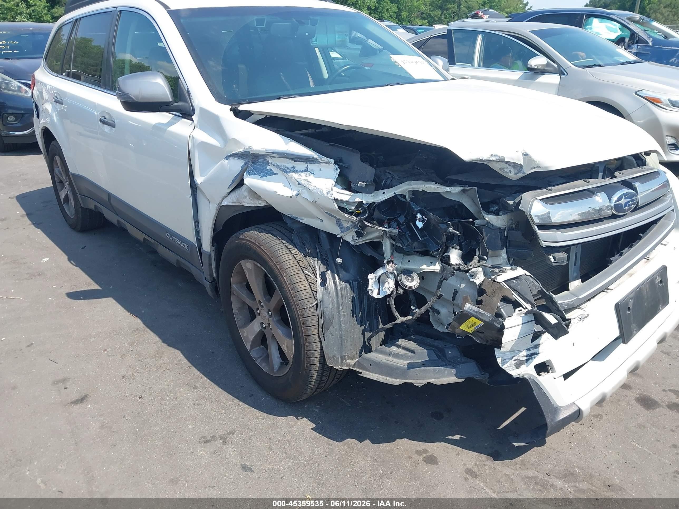 2014 Subaru Outback 2.5i Limited White vin: 4S4BRCPCXE3242456