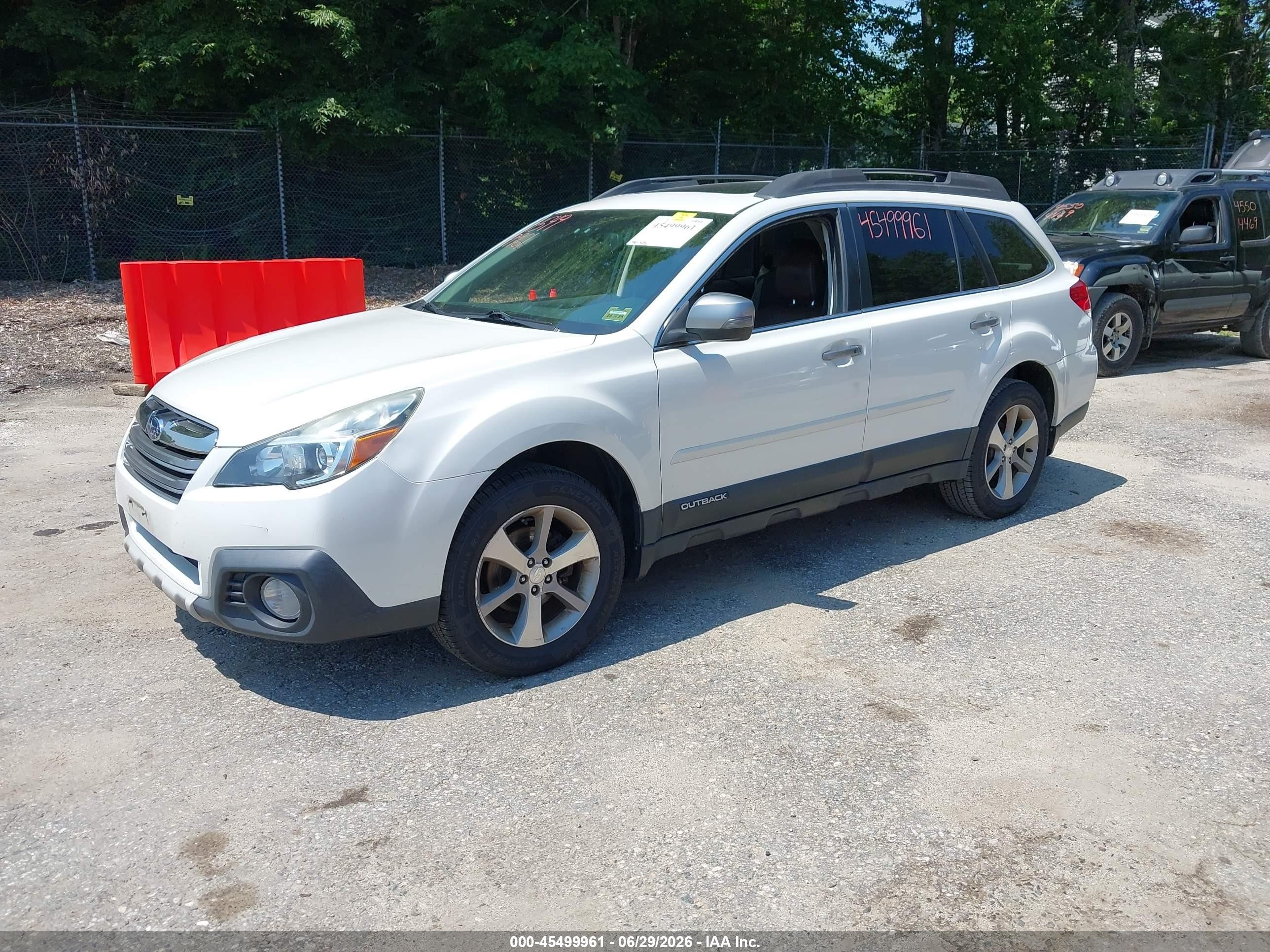 2013 Subaru Outback 2.5i Limited White vin: 4S4BRCSC5D3320468