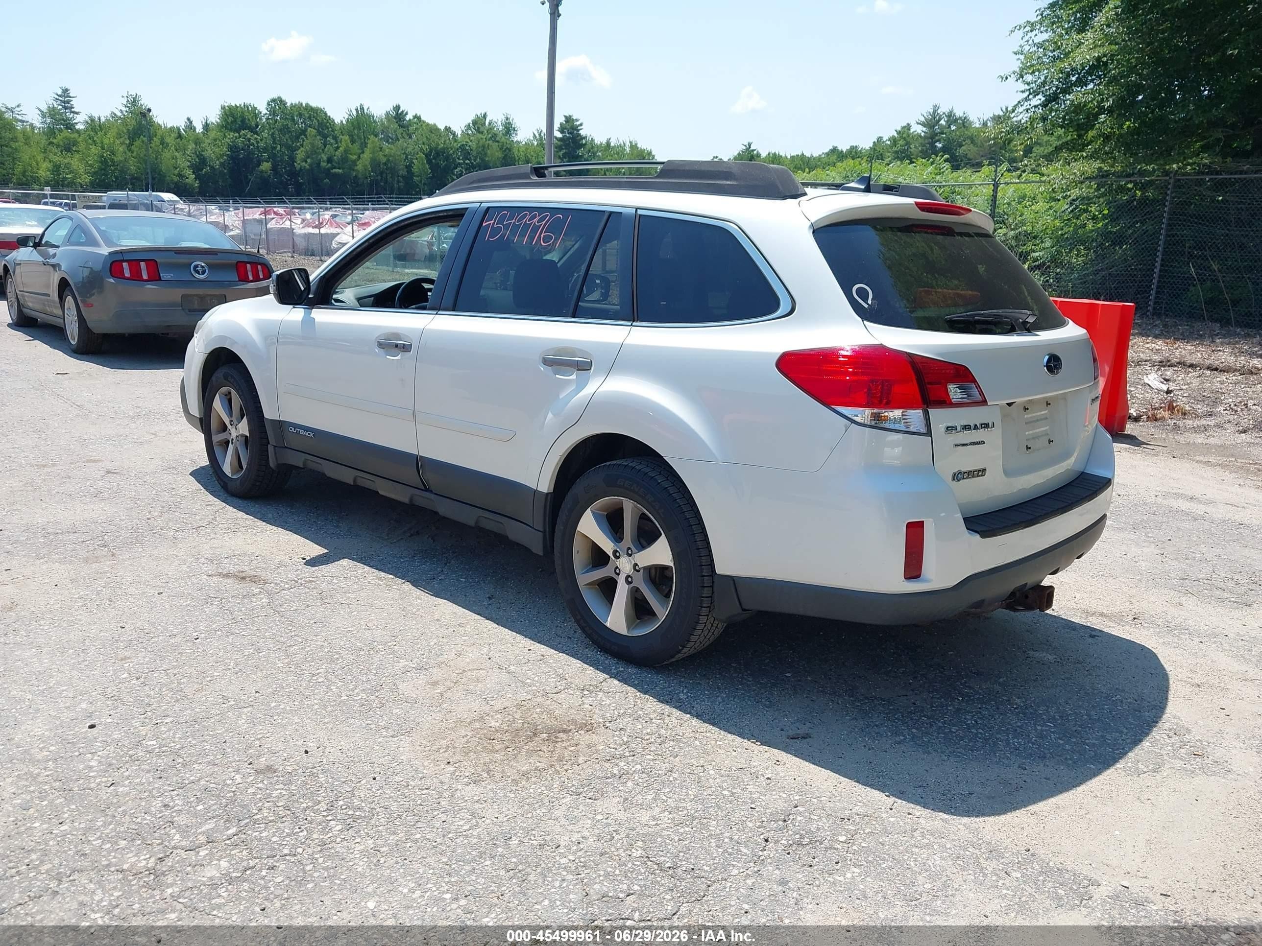2013 Subaru Outback 2.5i Limited White vin: 4S4BRCSC5D3320468