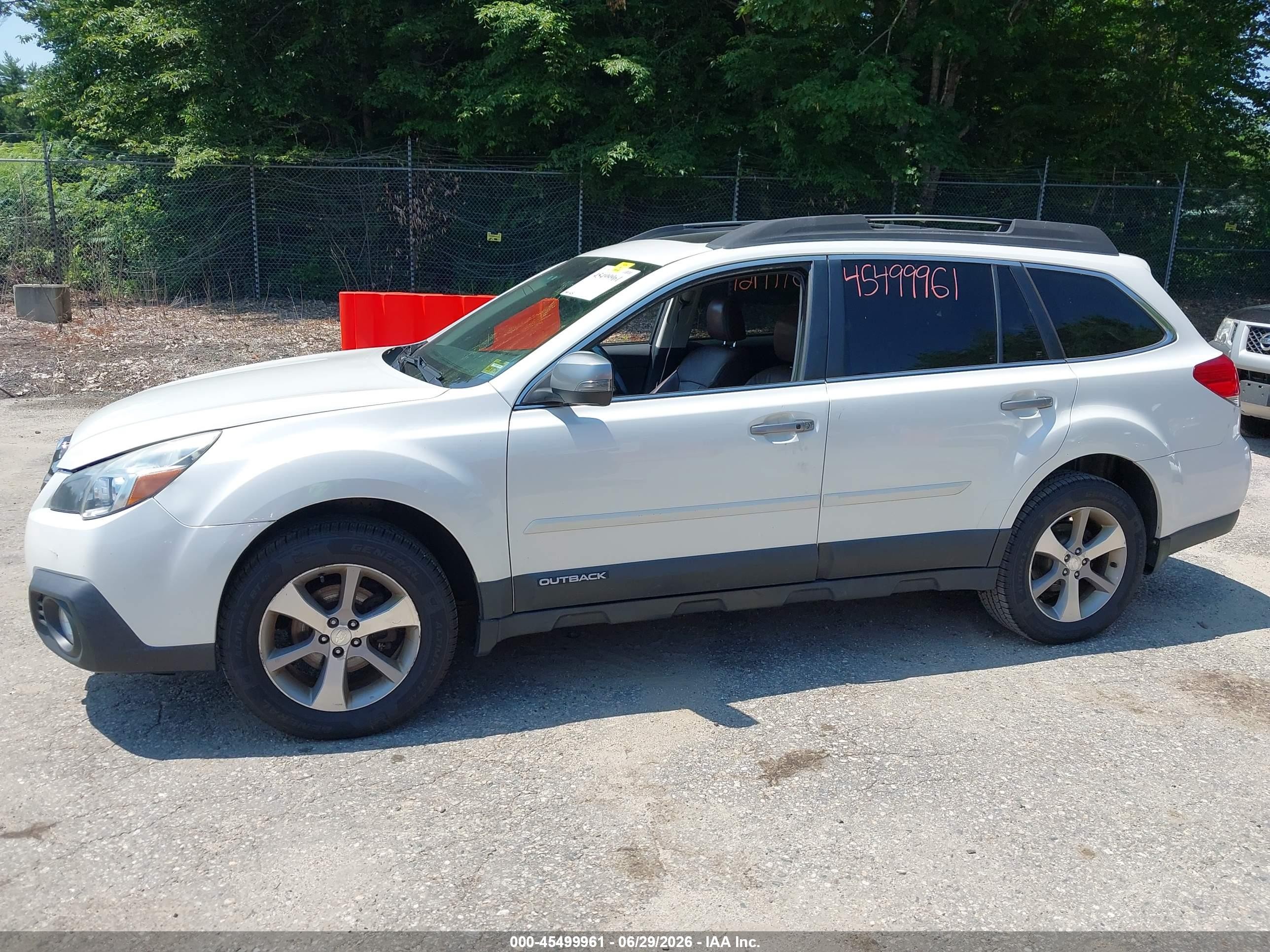 2013 Subaru Outback 2.5i Limited White vin: 4S4BRCSC5D3320468