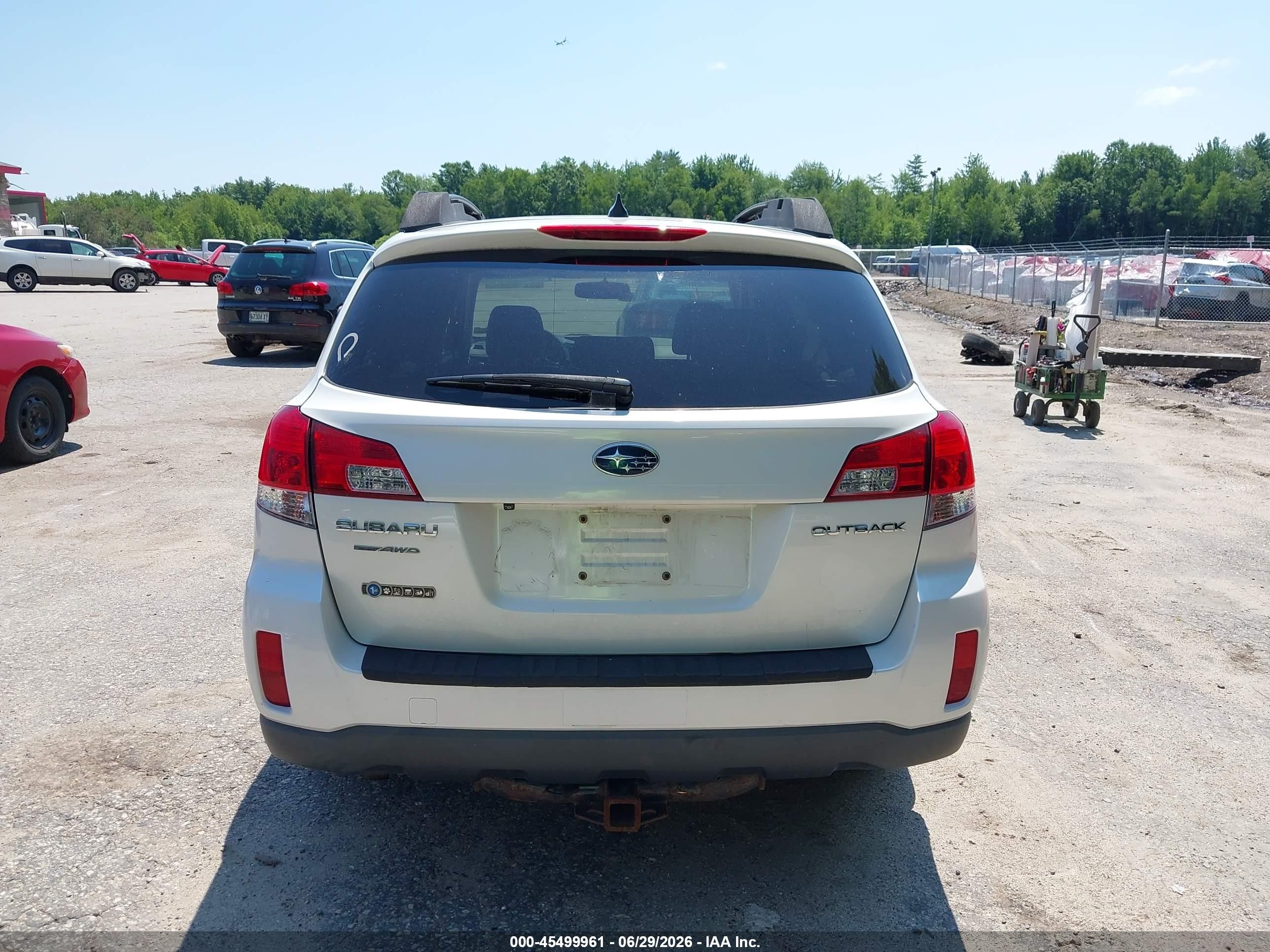 2013 Subaru Outback 2.5i Limited White vin: 4S4BRCSC5D3320468