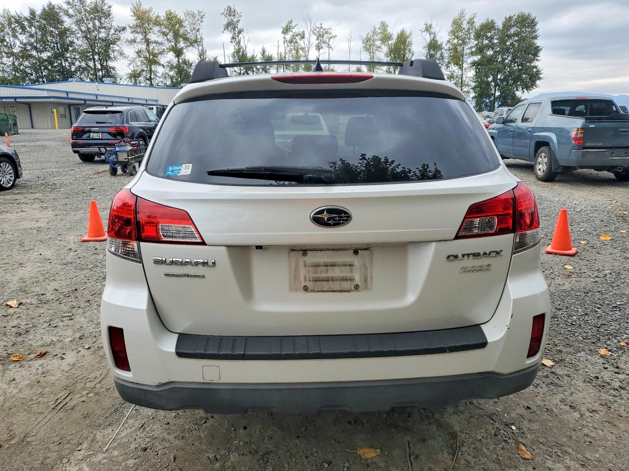 2013 Subaru Outback 2.5i Limited White vin: 4S4BRCSC6D3249975
