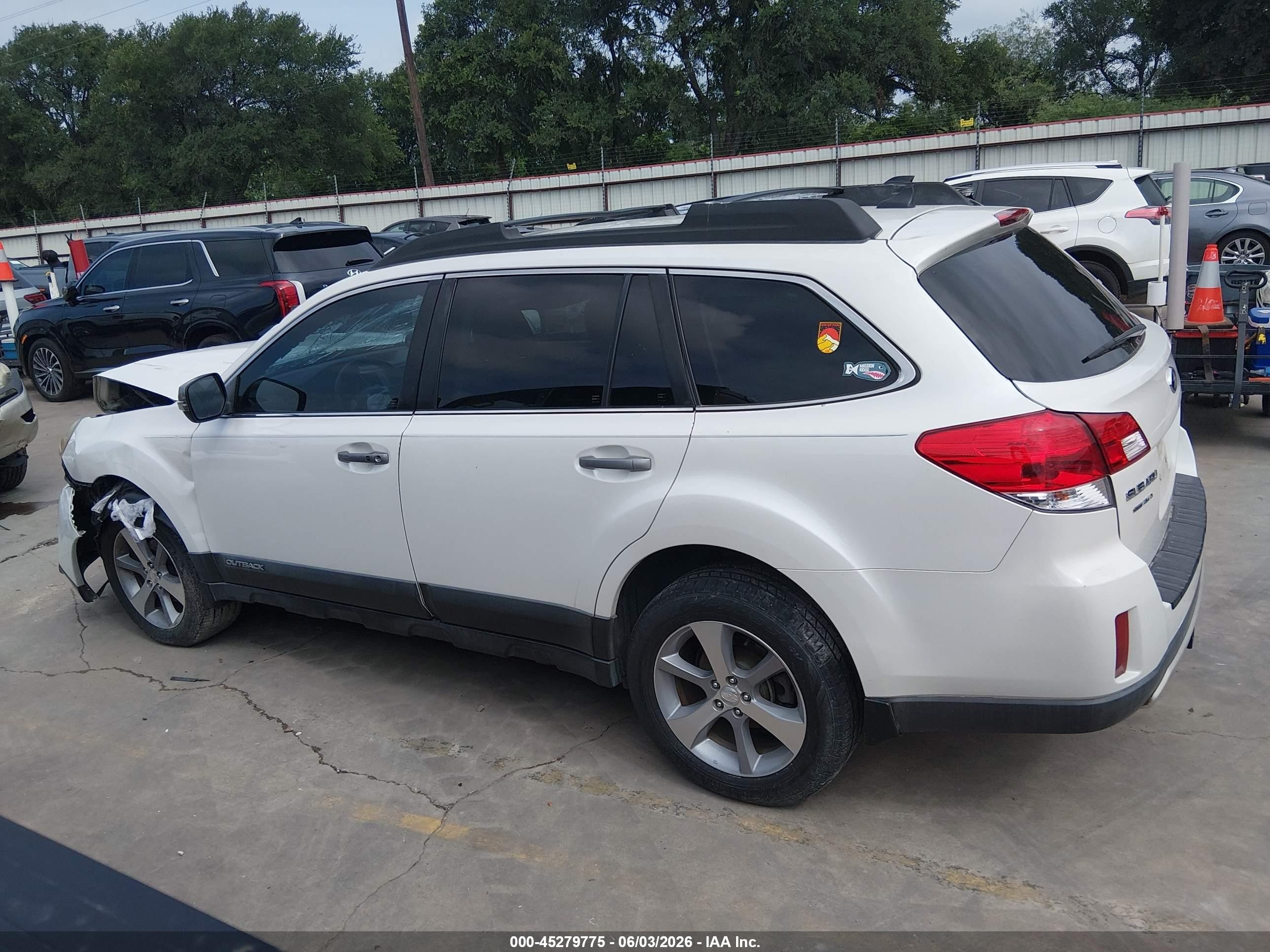 2013 Subaru Outback 2.5i Limited Белый vin: 4S4BRCSCXD3282509