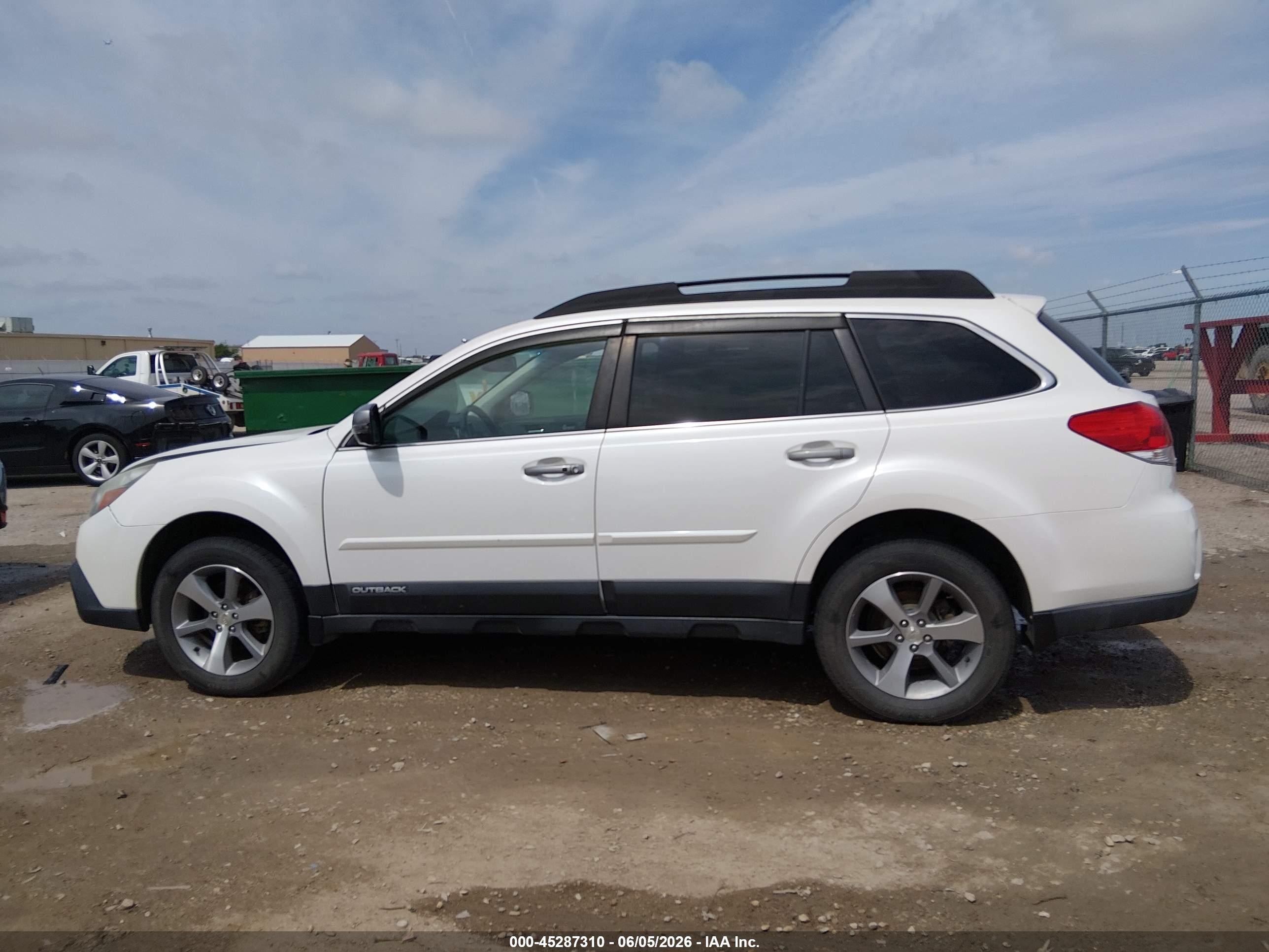2013 Subaru Outback 2.5i Limited White vin: 4S4BRCSCXD3312429