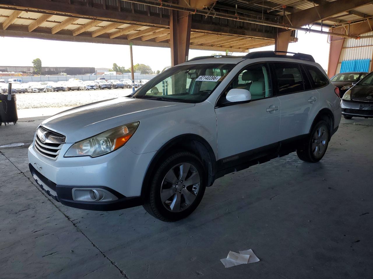 2010 Subaru Outback 3.6r Premium White vin: 4S4BRDGCXA2369732