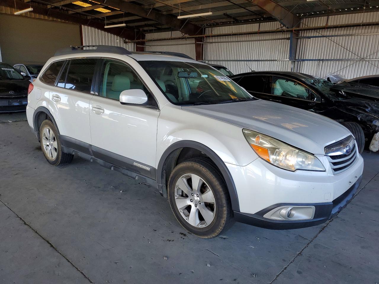 2010 Subaru Outback 3.6r Premium White vin: 4S4BRDGCXA2369732