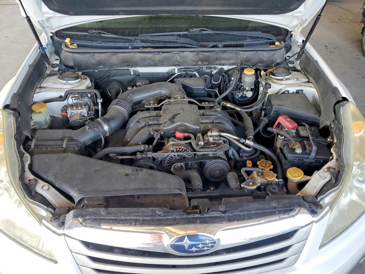 2010 Subaru Outback 3.6r Premium White vin: 4S4BRDGCXA2369732