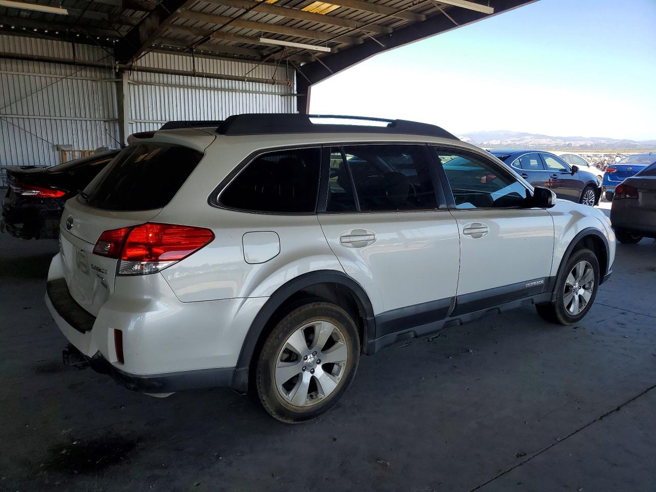 2010 Subaru Outback 3.6r Premium White vin: 4S4BRDGCXA2369732