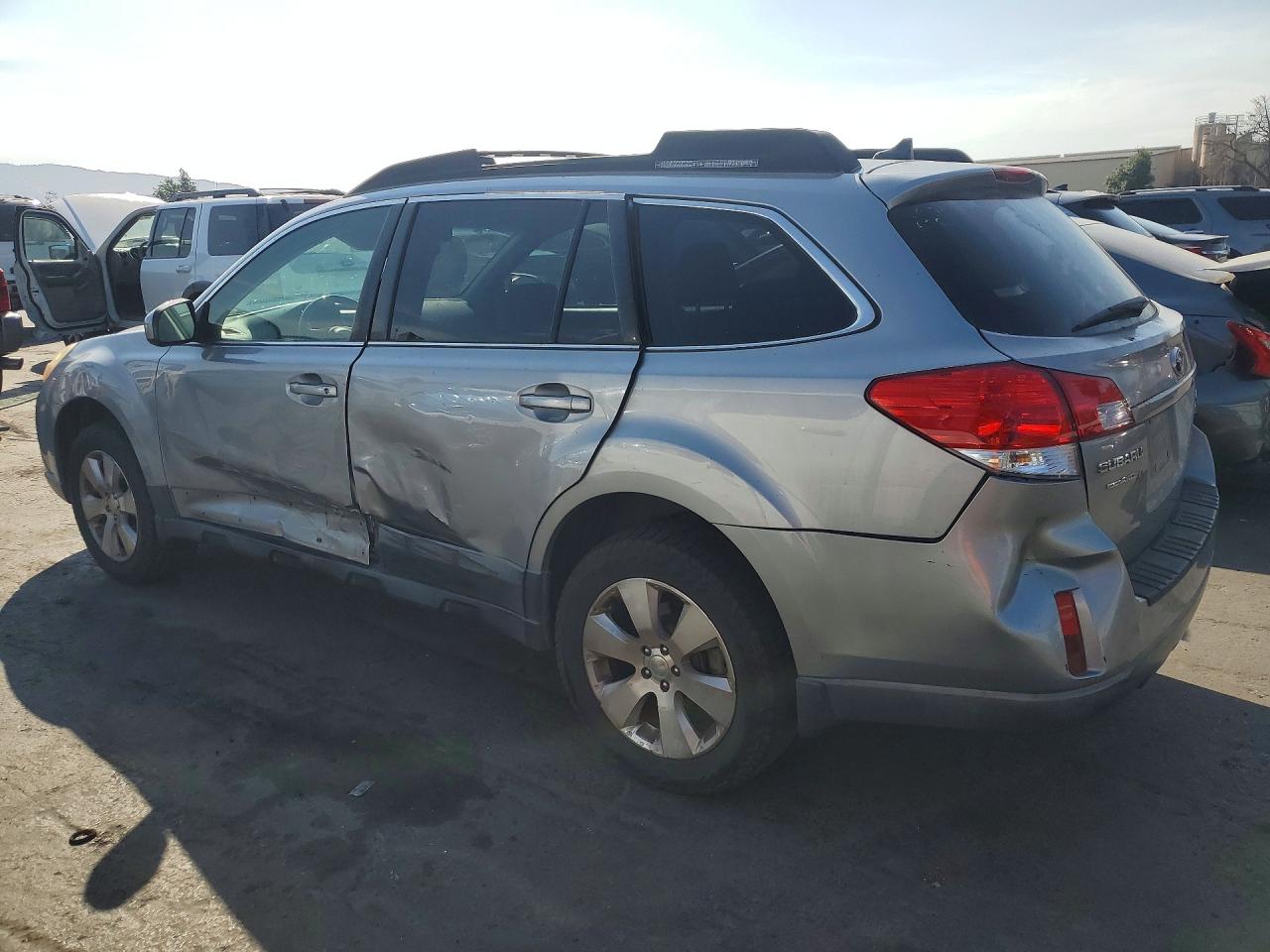 2011 Subaru Outback 3.6r Limited Серебряный vin: 4S4BRDKC3B2364803
