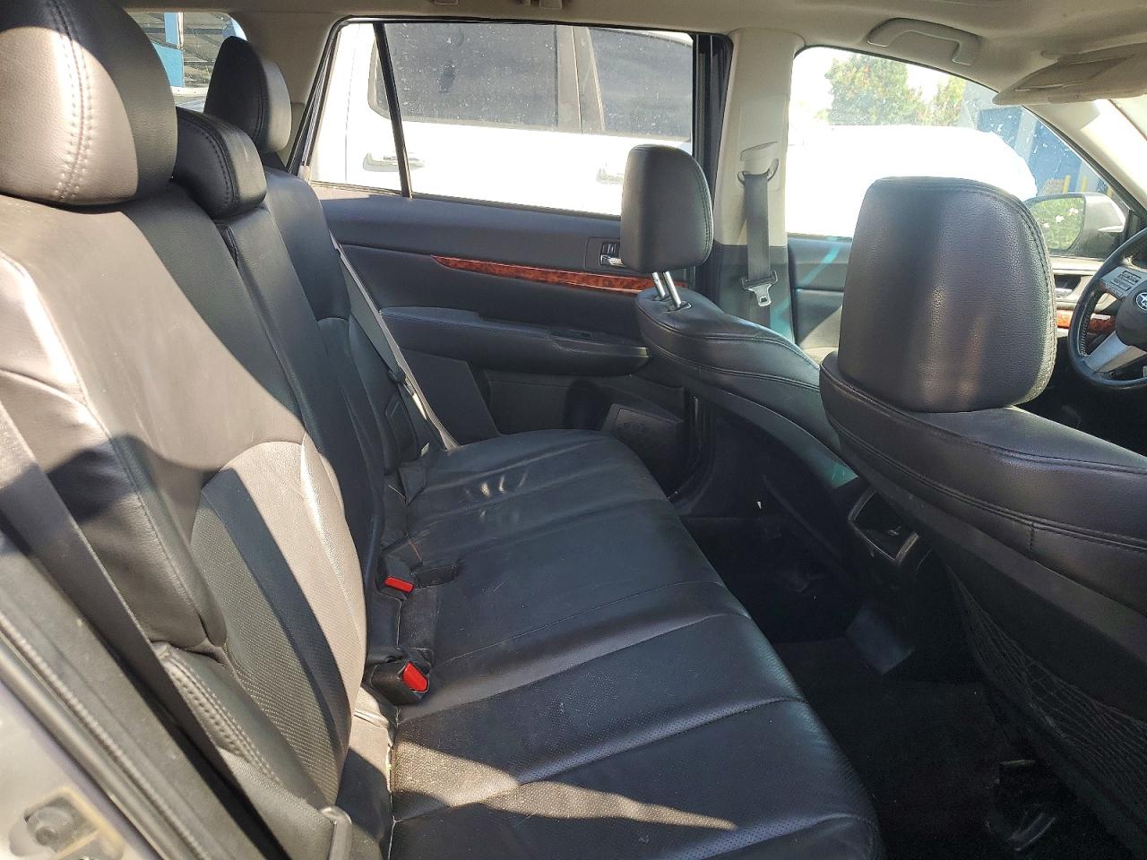 2011 Subaru Outback 3.6r Limited Серебряный vin: 4S4BRDKC3B2364803