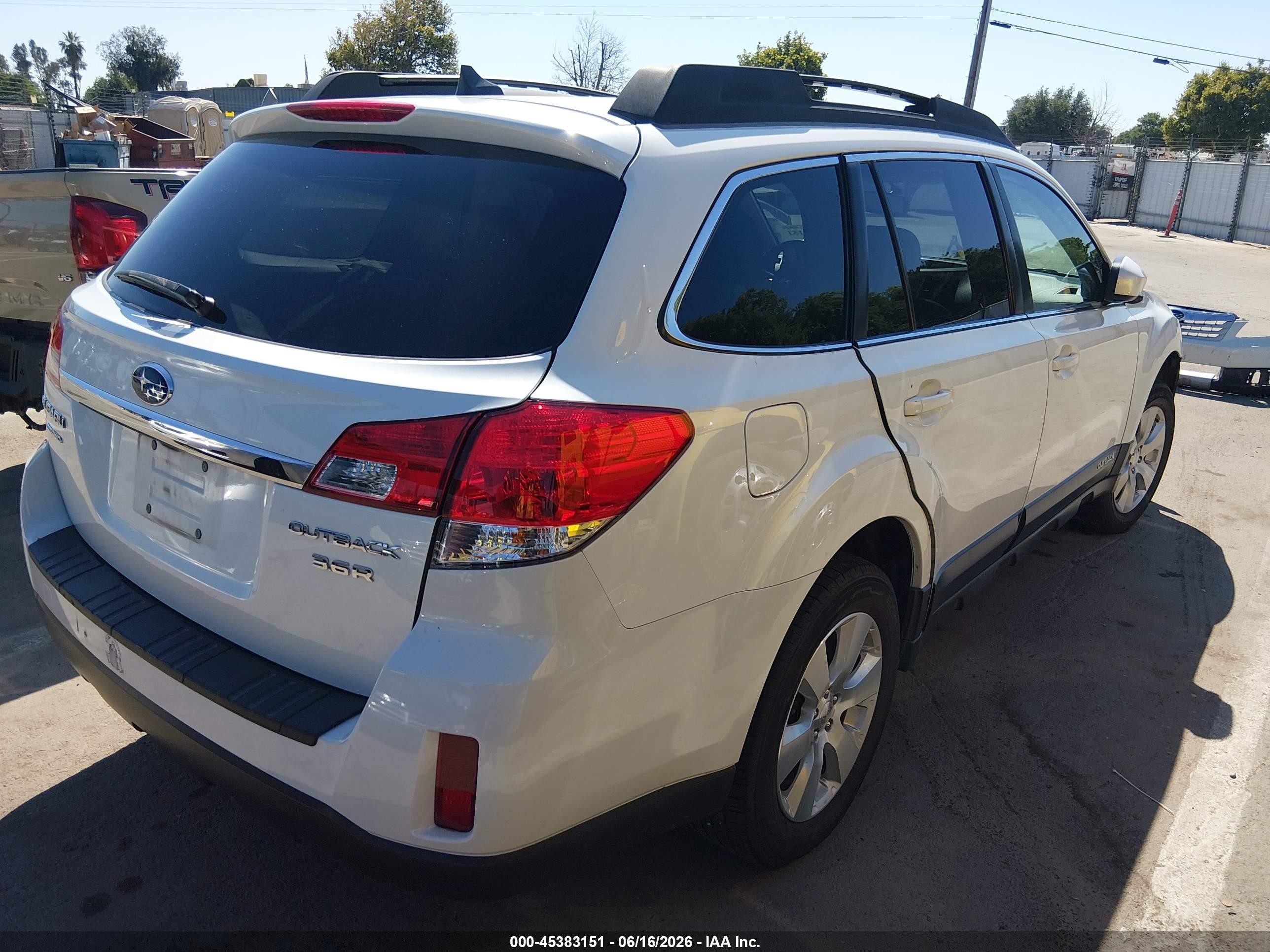 2011 Subaru Outback 3.6r Limited White vin: 4S4BRDKC6B2377819