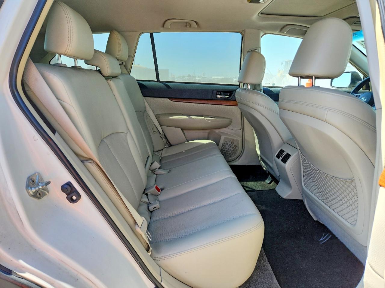 2013 Subaru Outback 3.6r Limited White vin: 4S4BRDLC9D2323772