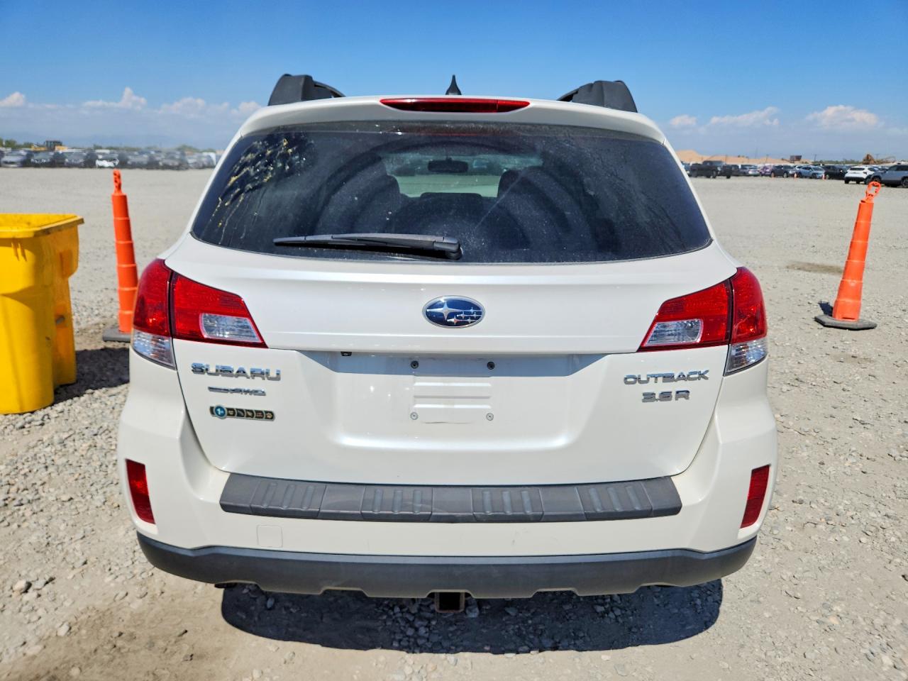 2013 Subaru Outback 3.6r Limited White vin: 4S4BRDLC9D2323772