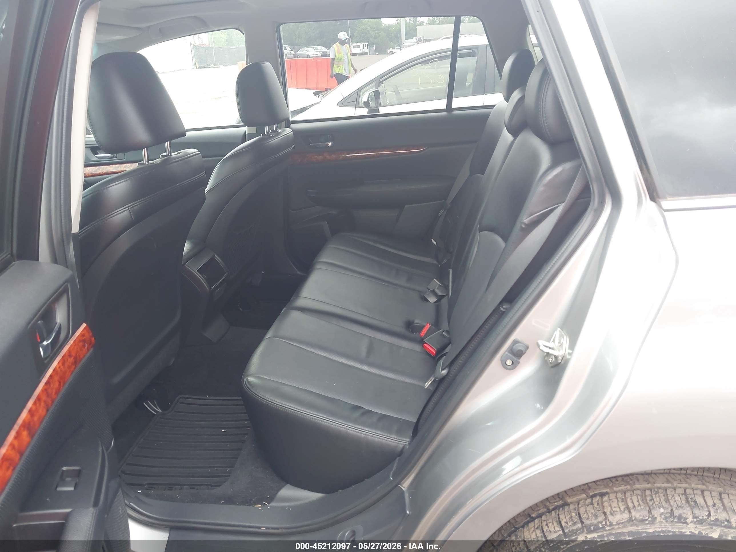 2011 Subaru Outback 3.6r Limited Silver vin: 4S4BRDLCXB2349343