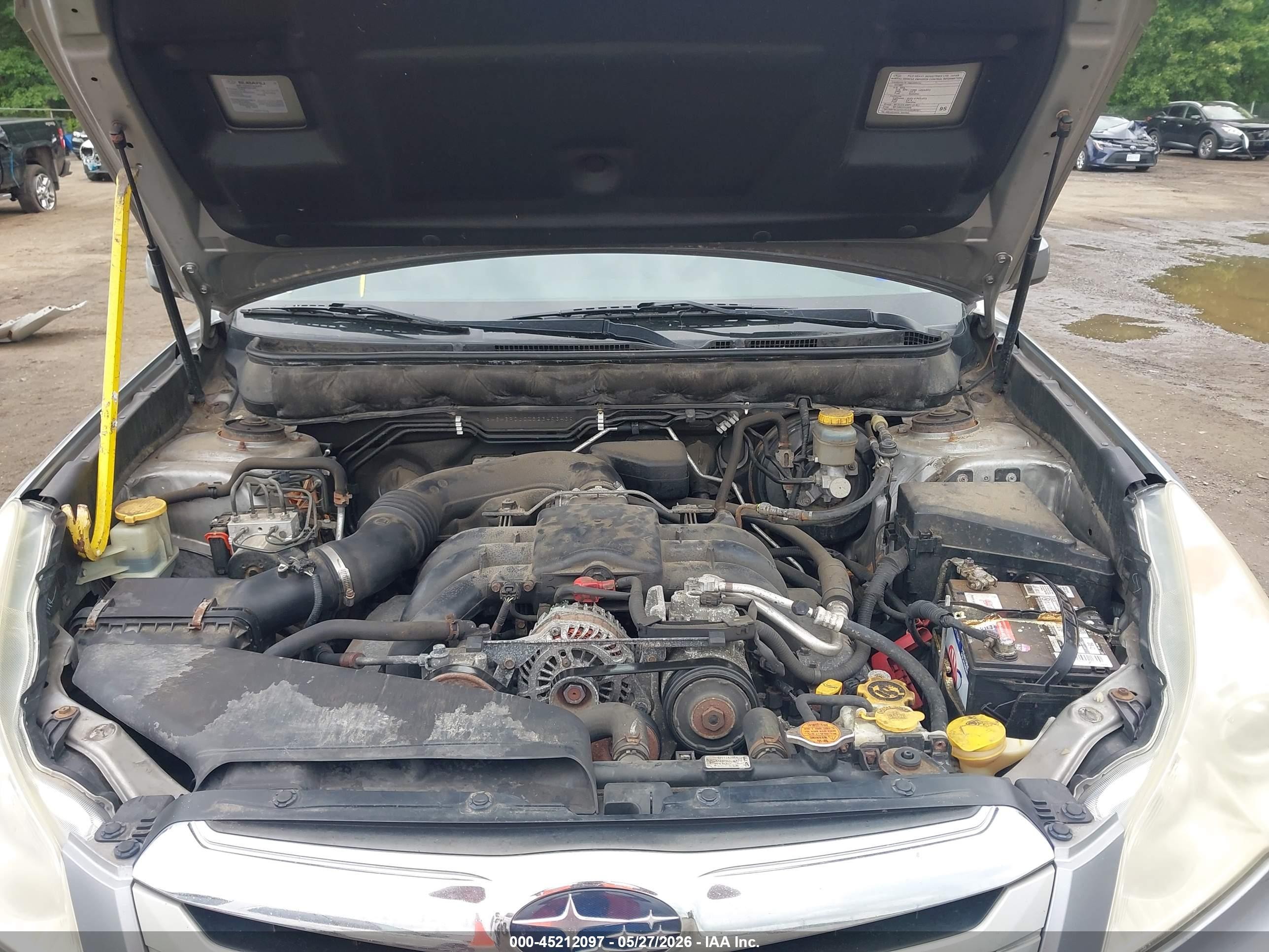 2011 Subaru Outback 3.6r Limited Silver vin: 4S4BRDLCXB2349343