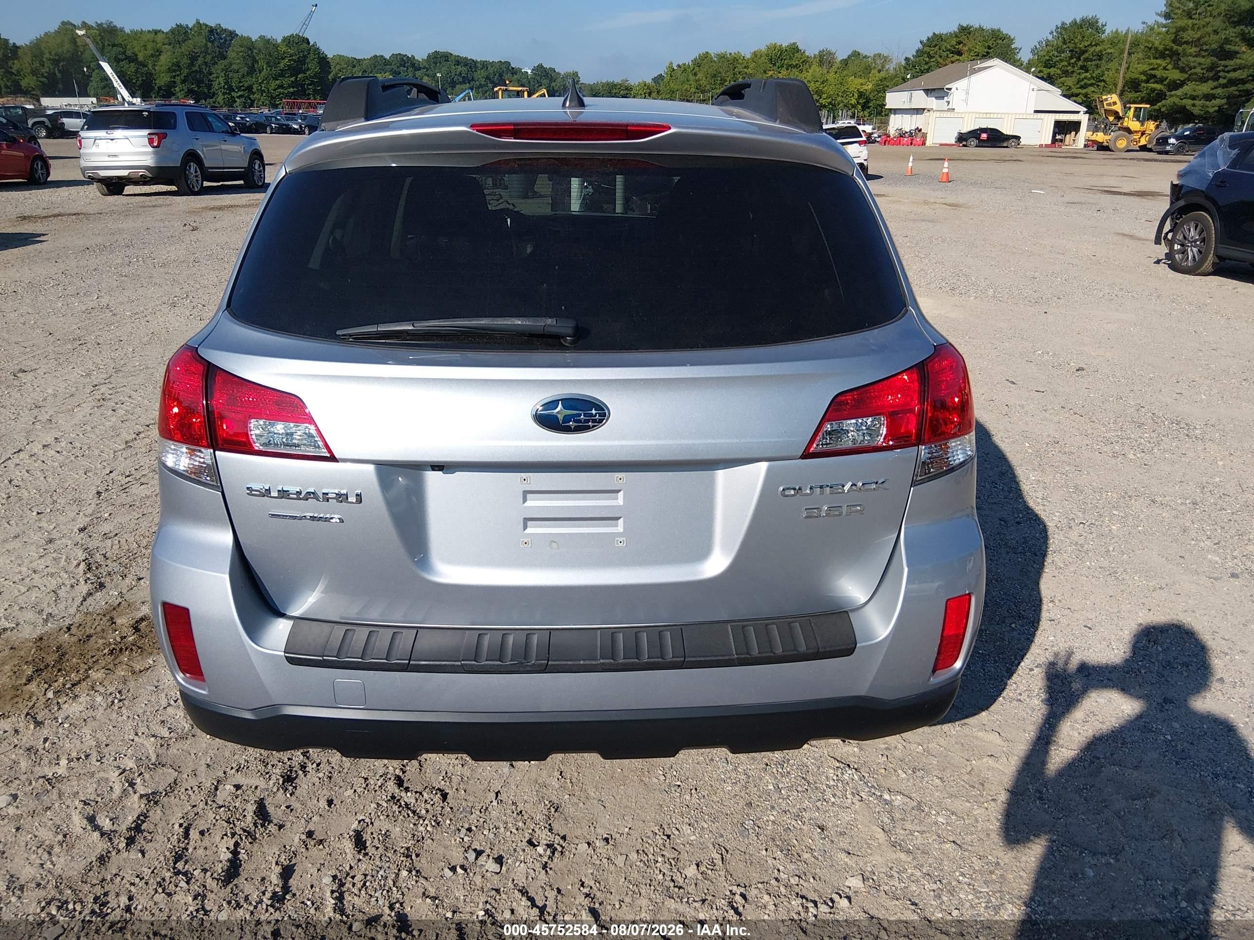 2014 Subaru Outback 3.6r Limited Silver vin: 4S4BRDLCXE2312362
