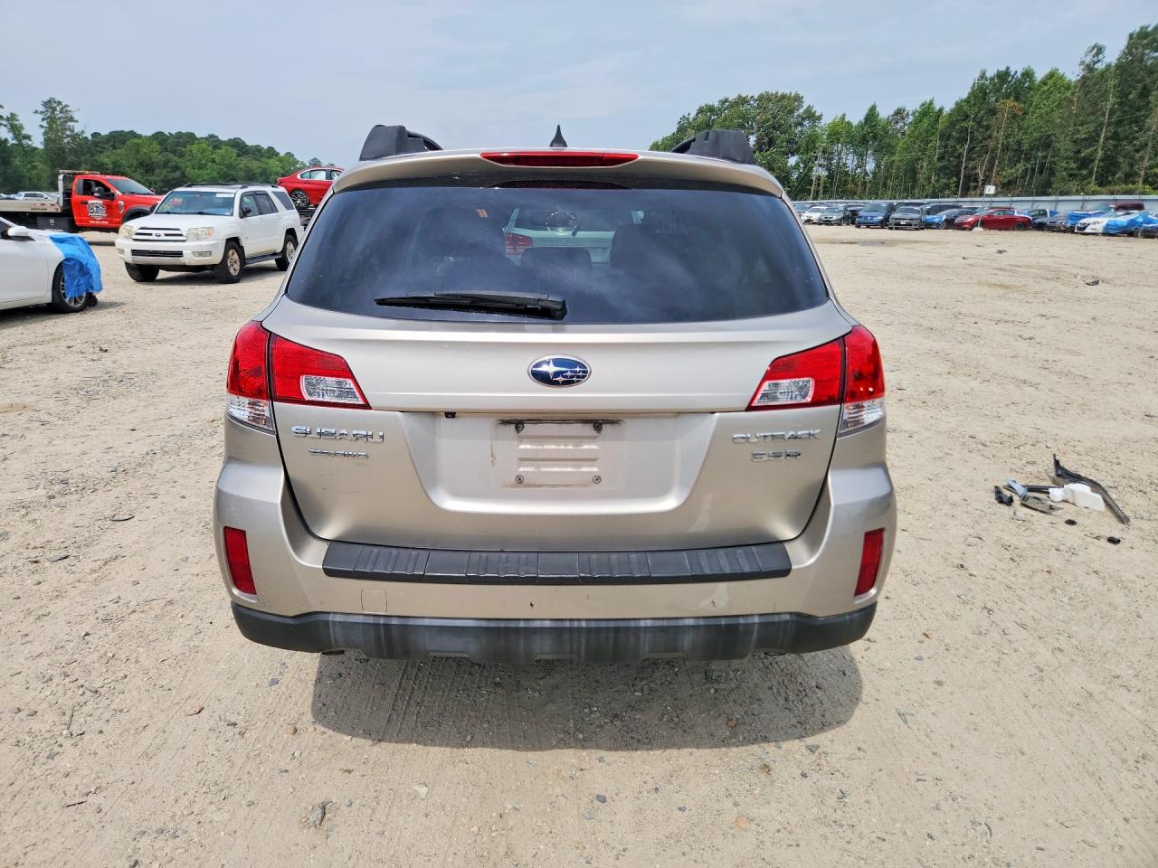 2014 Subaru Outback 3.6r Limited Silver vin: 4S4BRDLCXE2325533