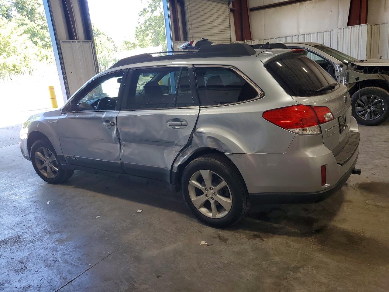 2014 Subaru Outback 3.6r Limited Silver vin: 4S4BRDMC2E2278464