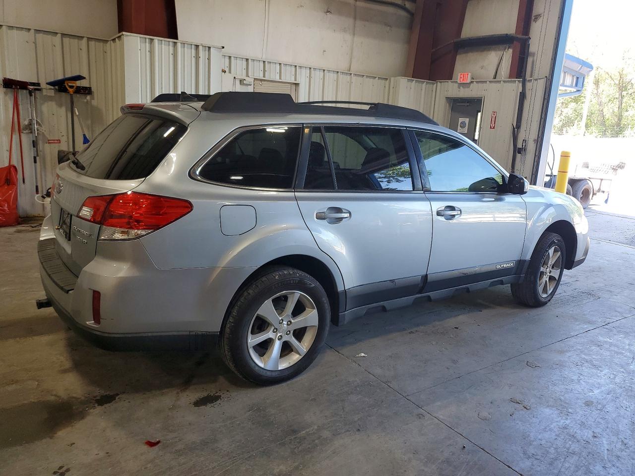 2014 Subaru Outback 3.6r Limited Silver vin: 4S4BRDMC2E2278464