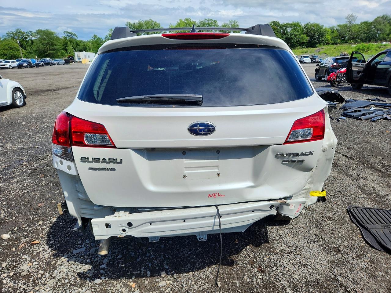 2014 Subaru Outback 3.6r Limited White vin: 4S4BRDPCXE2310069