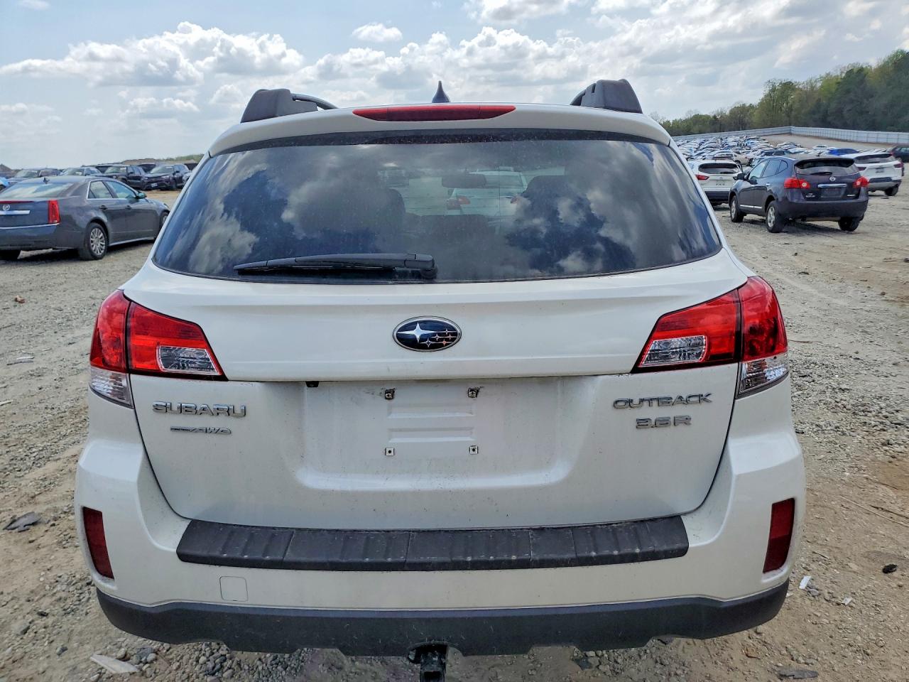 2013 Subaru Outback 3.6r Limited White vin: 4S4BRELCXD2211004