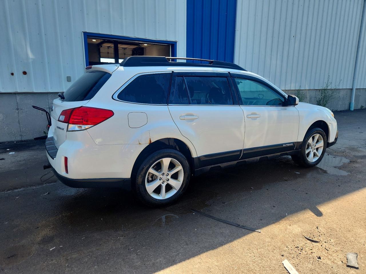 2014 Subaru Outback 2.5i Premium White vin: 4S4BRGBC9E3265726