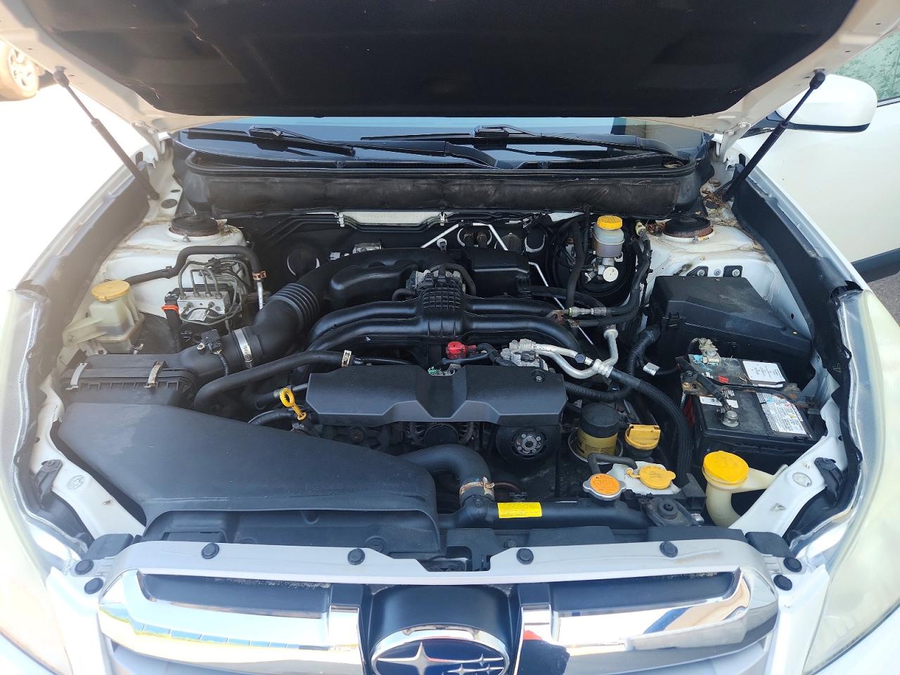 2014 Subaru Outback 2.5i Premium White vin: 4S4BRGBC9E3265726