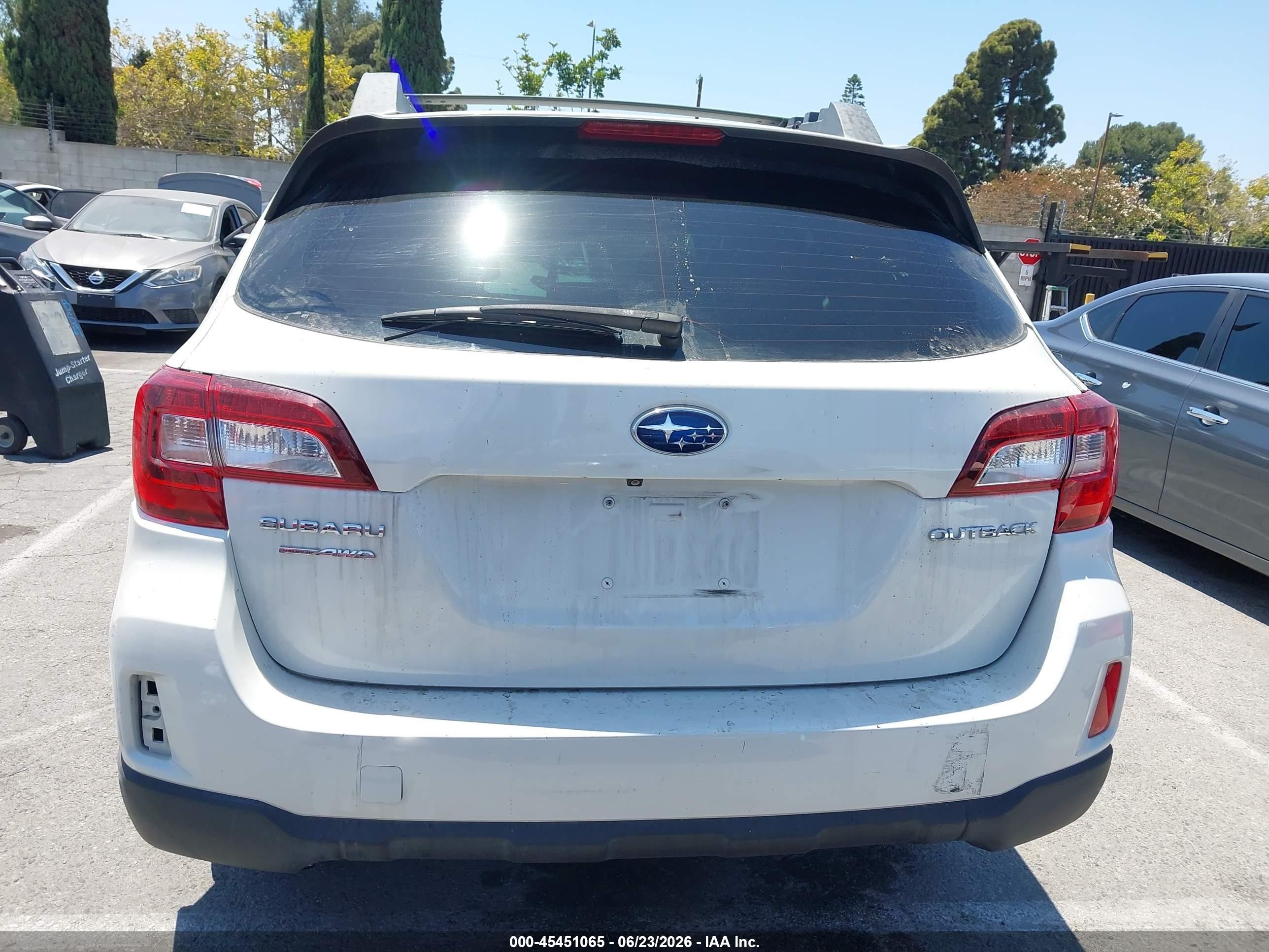 2015 Subaru Outback 2.5i Белый vin: 4S4BSAAC0F3214944