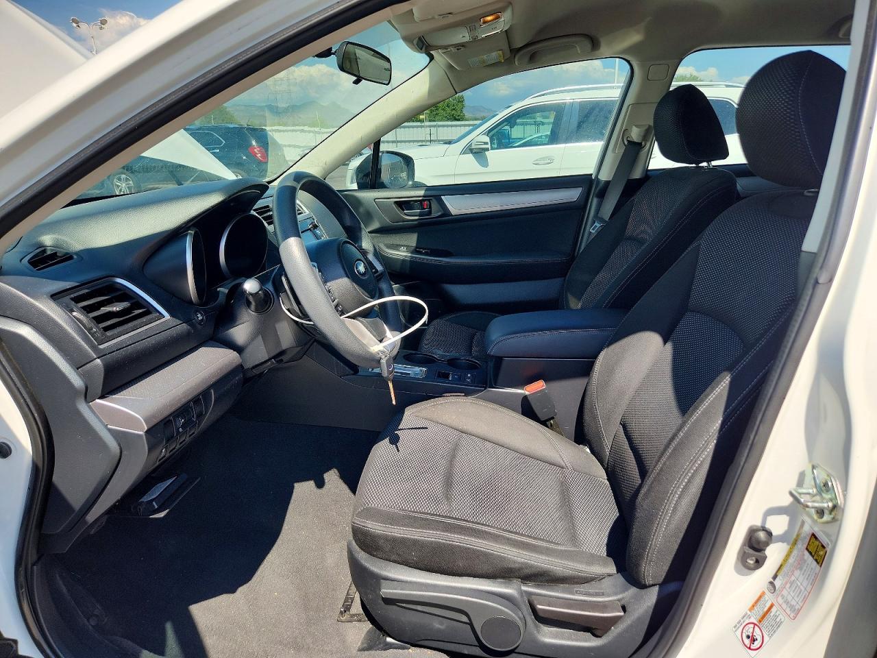 2018 Subaru Outback 2.5i White vin: 4S4BSAAC0J3392846