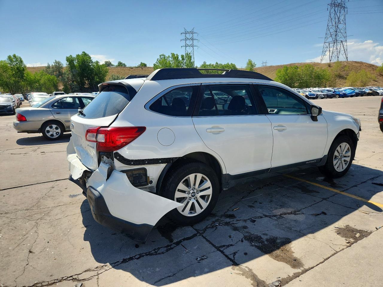 2018 Subaru Outback 2.5i White vin: 4S4BSAAC0J3392846