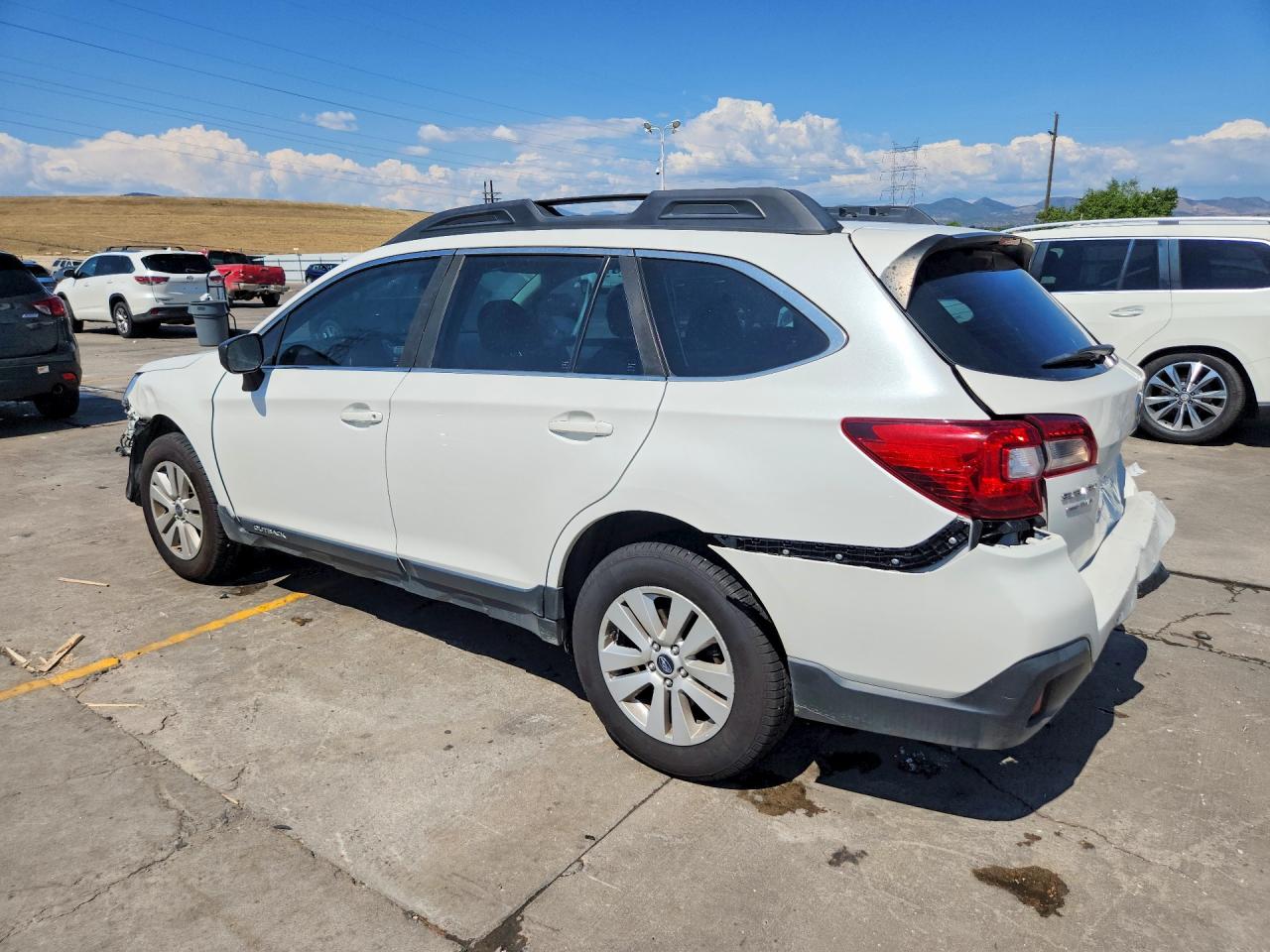 2018 Subaru Outback 2.5i White vin: 4S4BSAAC0J3392846