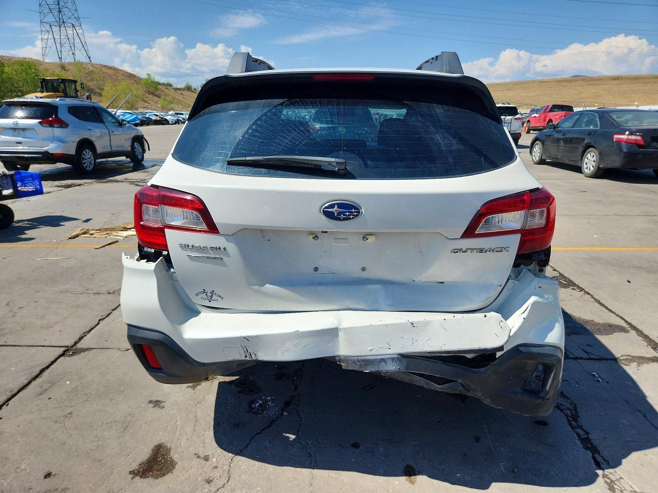 2018 Subaru Outback 2.5i White vin: 4S4BSAAC0J3392846