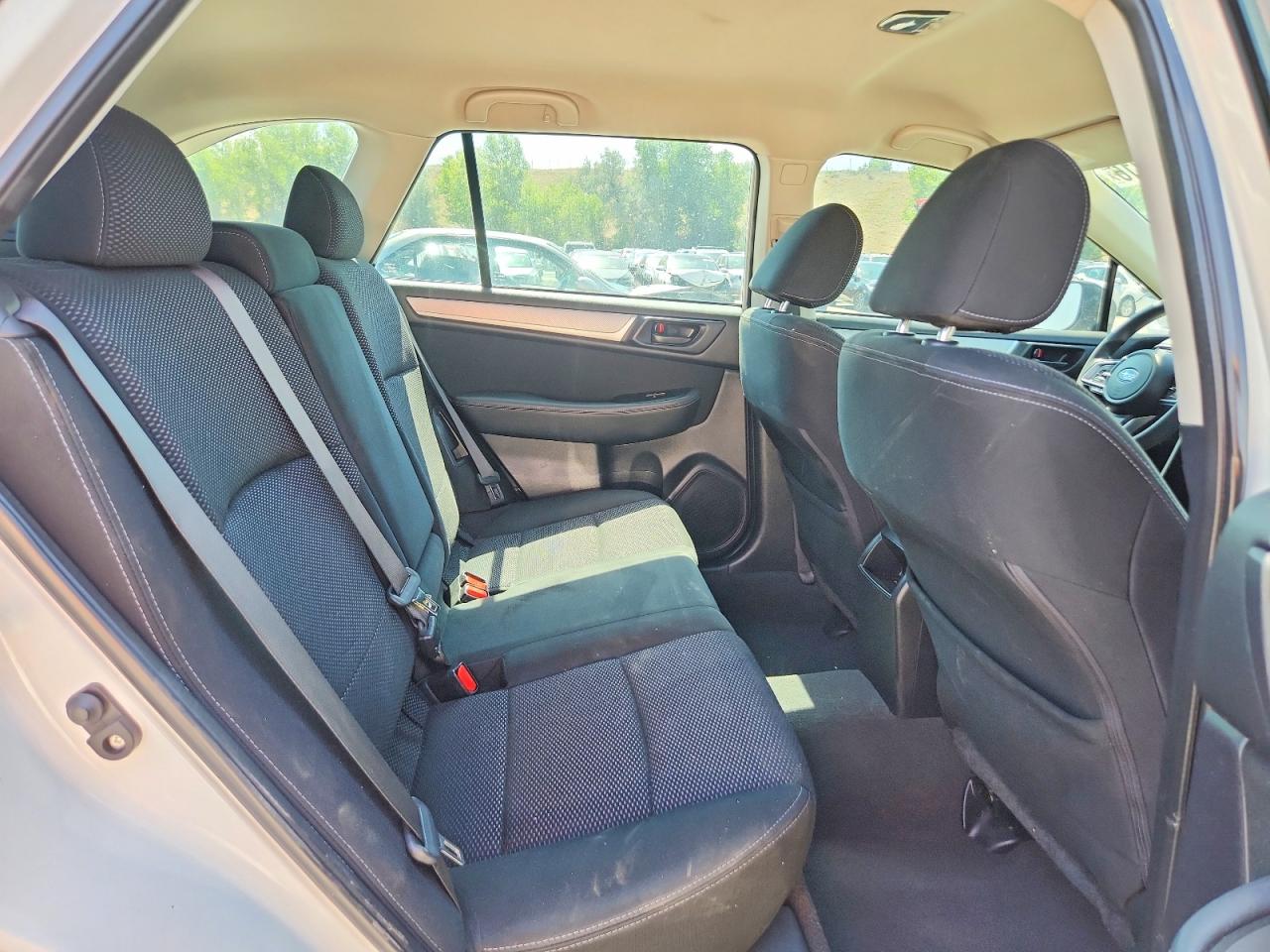 2018 Subaru Outback 2.5i White vin: 4S4BSAAC0J3392846
