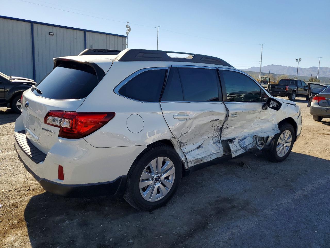 2017 Subaru Outback 2.5i White vin: 4S4BSAAC3H3215850
