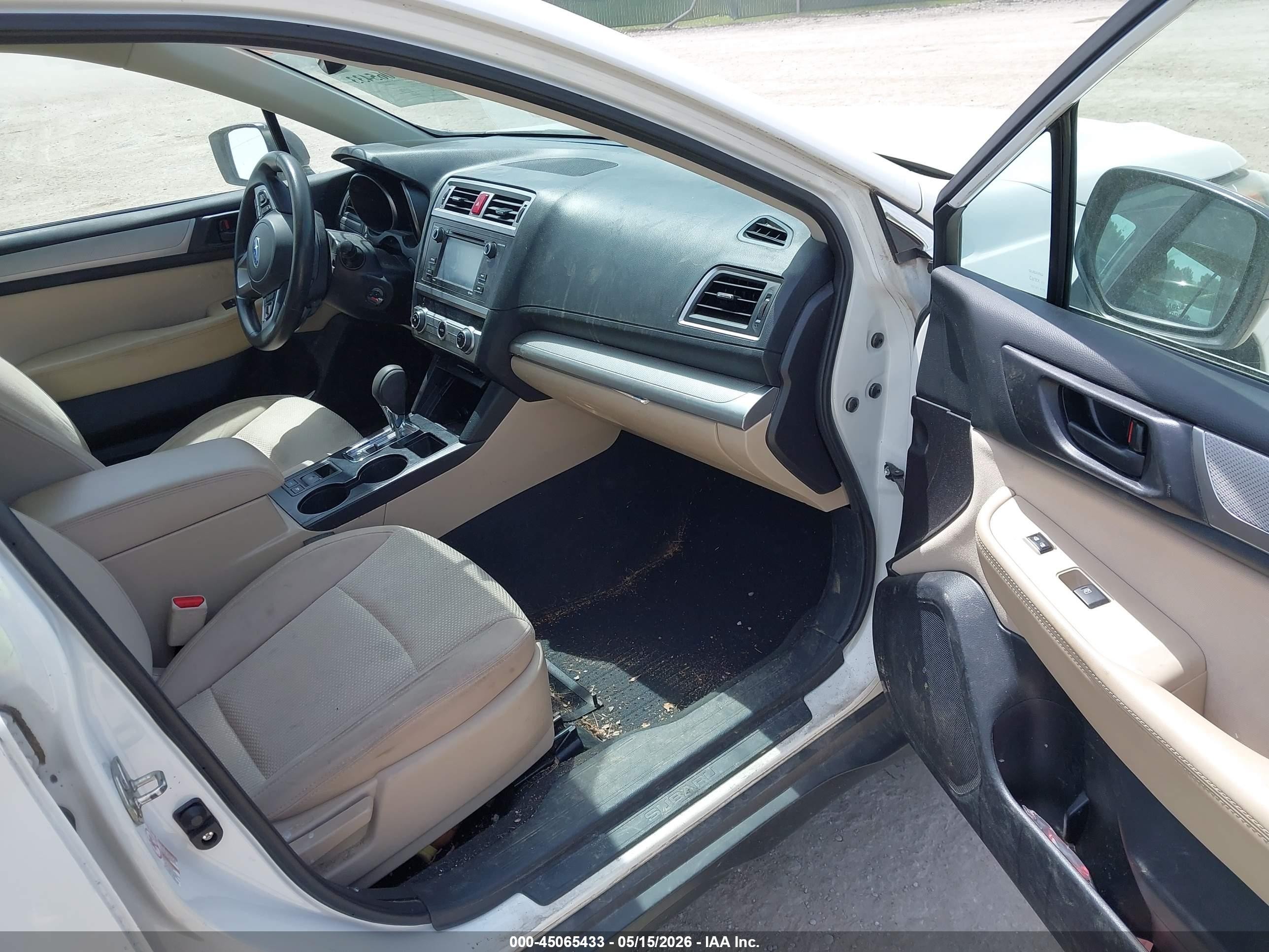 2017 Subaru Outback 2.5i White vin: 4S4BSAAC3H3388722