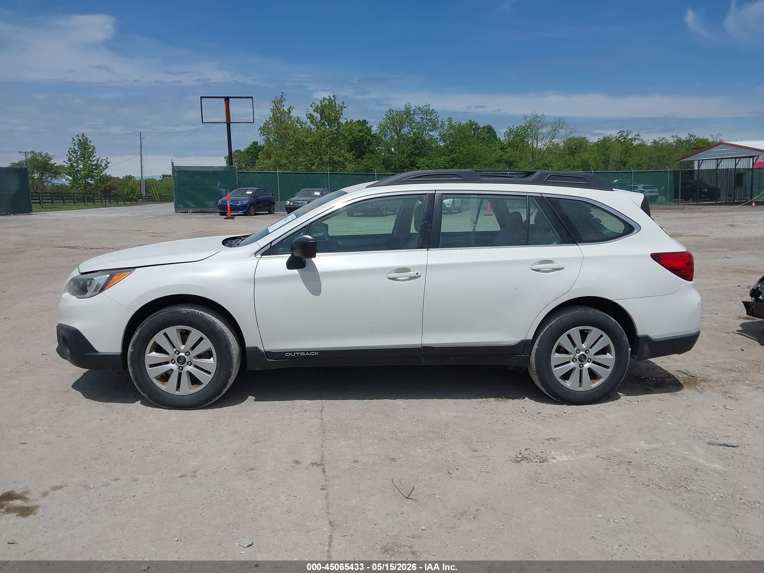 2017 Subaru Outback 2.5i White vin: 4S4BSAAC3H3388722
