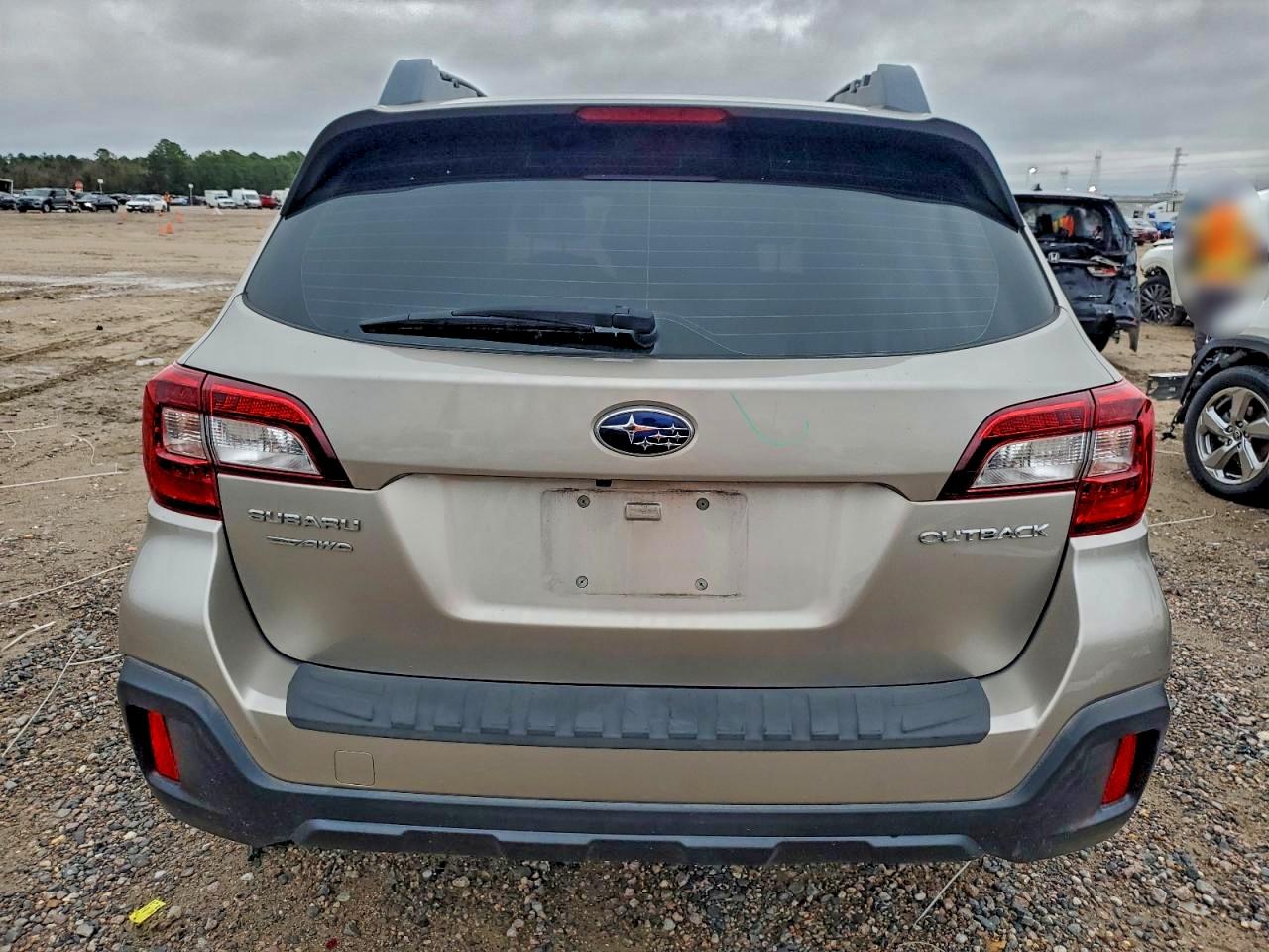 2018 Subaru Outback 2.5i Gold vin: 4S4BSAAC8J3375146