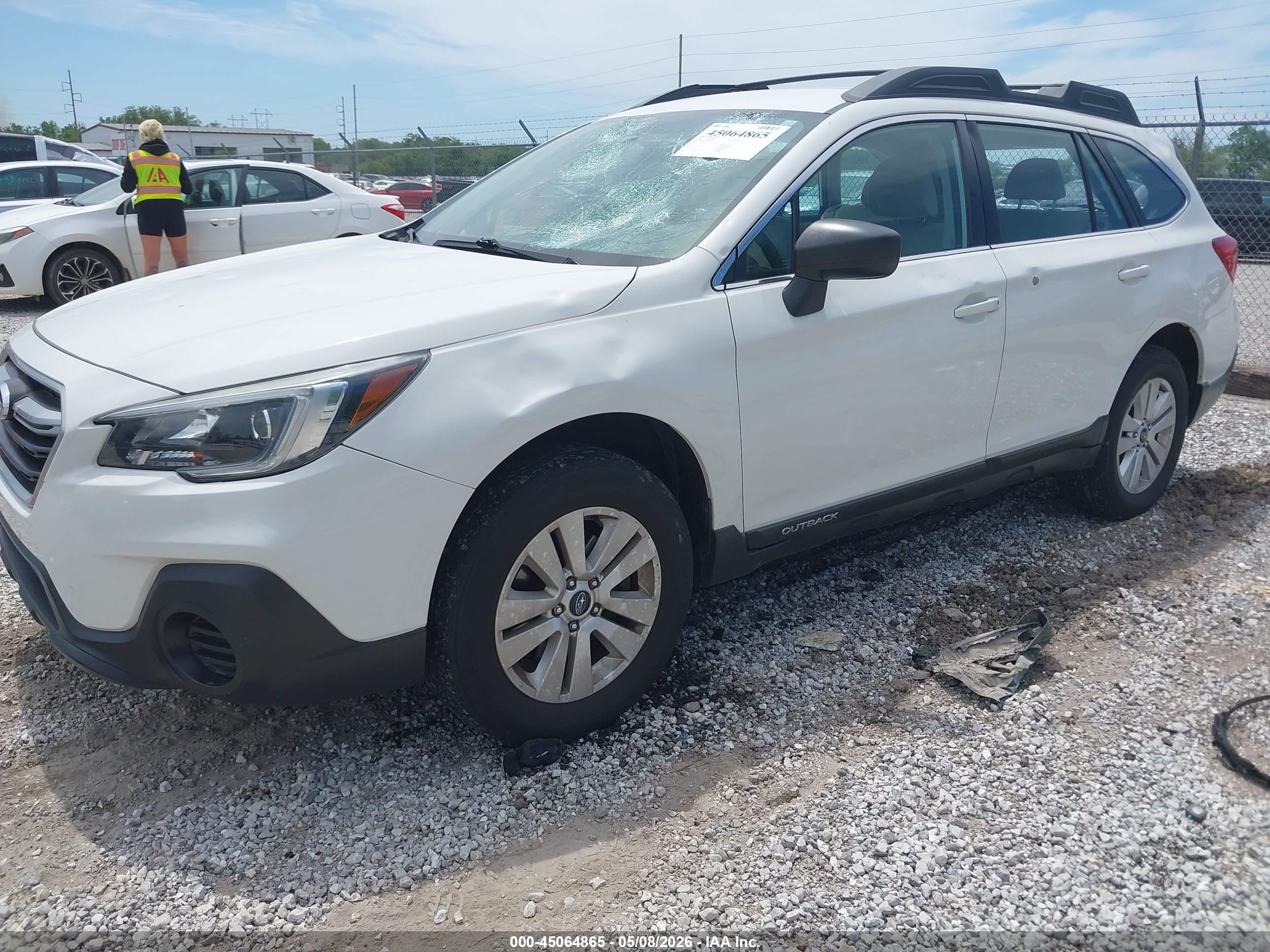 2018 Subaru Outback 2.5i White vin: 4S4BSAAC9J3272270