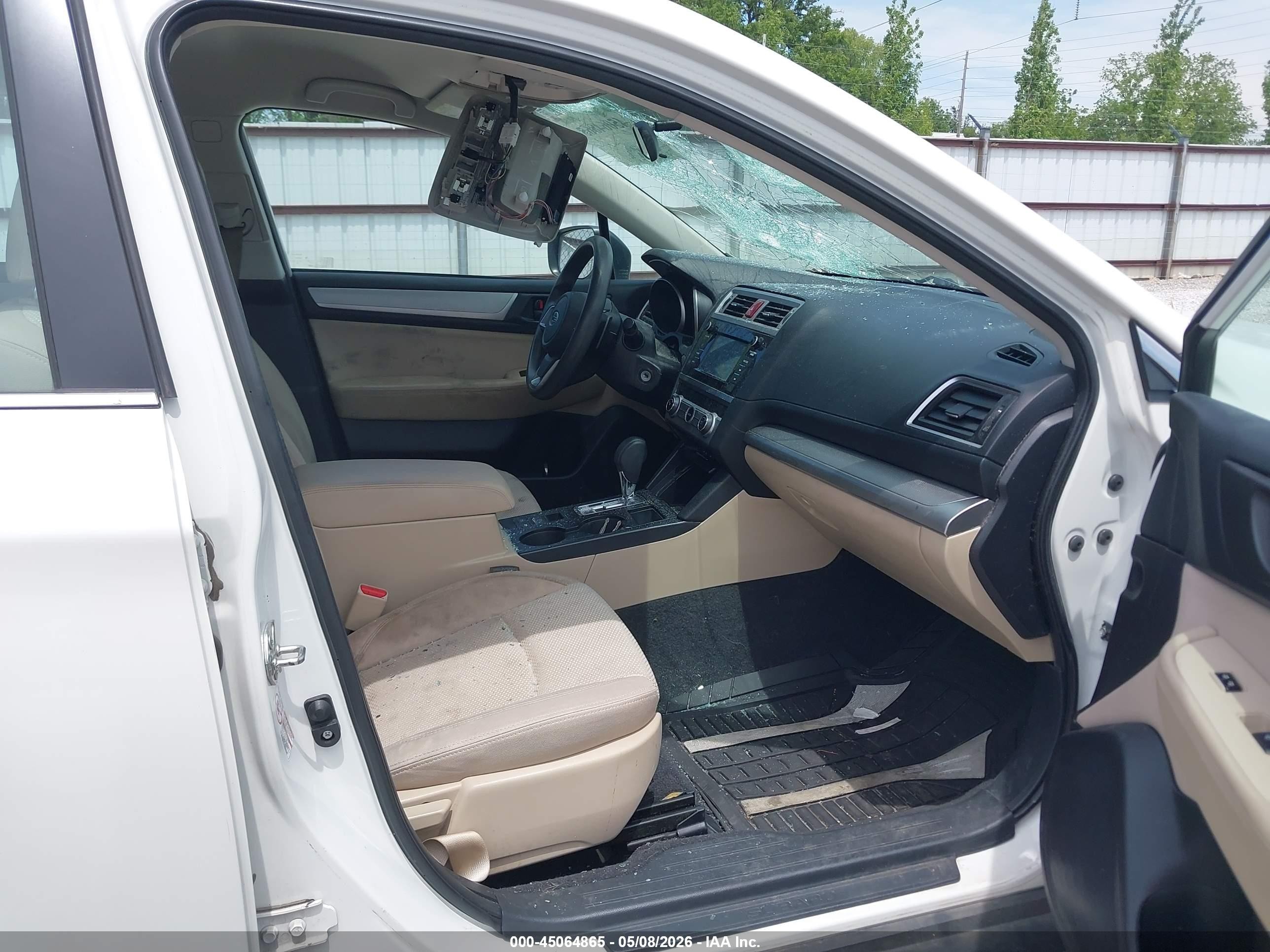 2018 Subaru Outback 2.5i White vin: 4S4BSAAC9J3272270