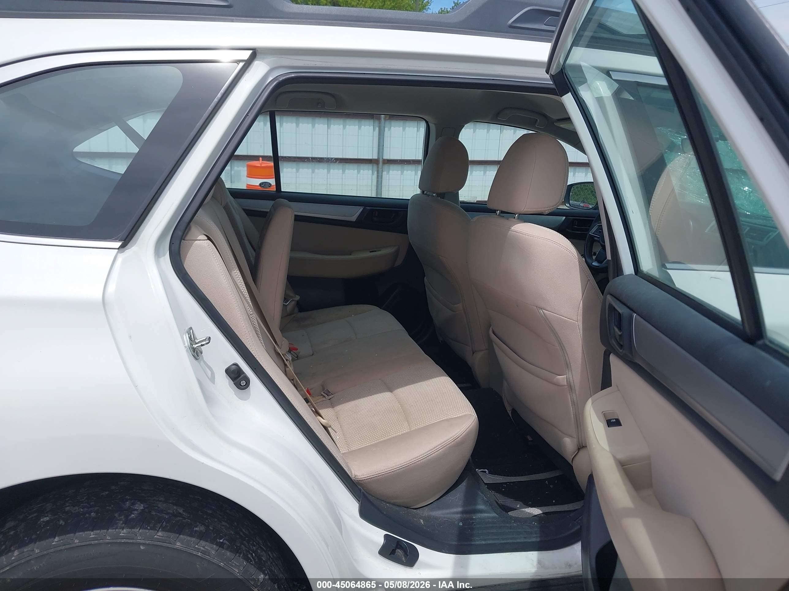 2018 Subaru Outback 2.5i White vin: 4S4BSAAC9J3272270