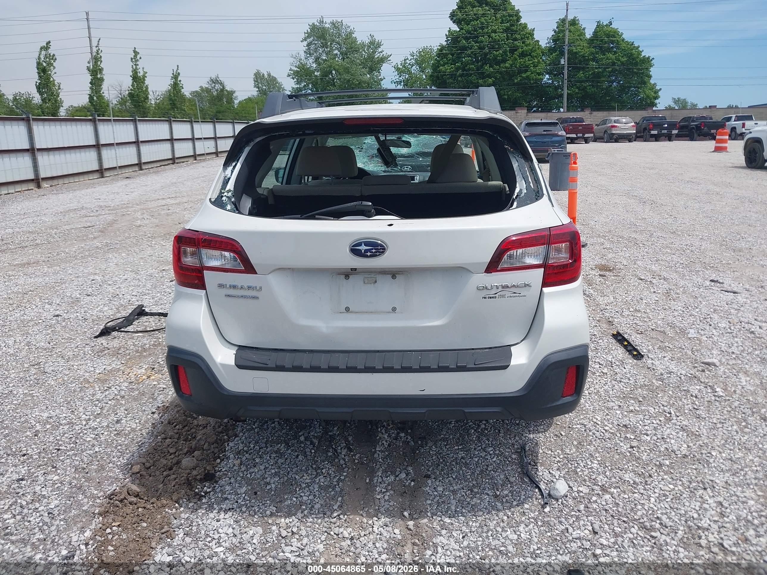 2018 Subaru Outback 2.5i White vin: 4S4BSAAC9J3272270